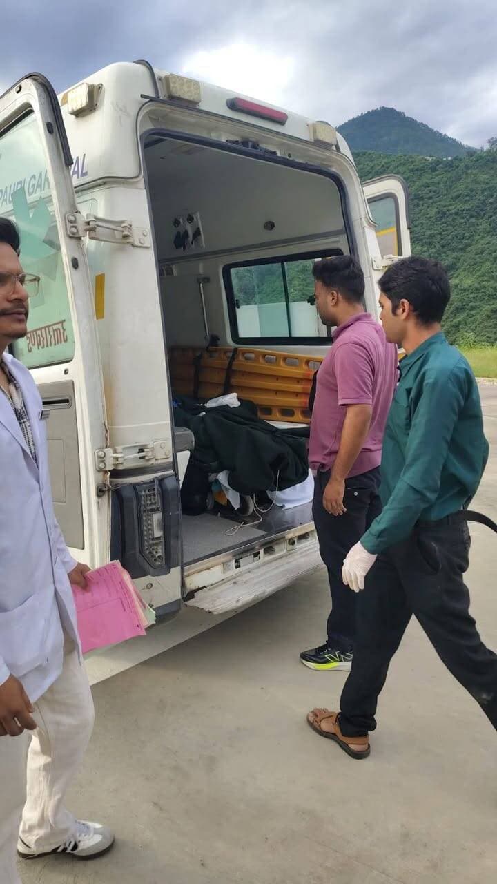 श्रीनगर में पौड़ी चूंगी के पास BSNL कॉलोनी के सामने हादसा, एक घायल एयरलिफ्ट; खराब मौसम के कारण दूसरे को नहीं मिल सकी हवाई सुविधा
श्रीनगर गढ़वाल। BSNL कॉलोनी के सामने हुए सड़क हादसे में घायल दो युवकों में से एक की गंभीर हालत को देखते हुए उसे एयरलिफ्ट कर उच्च चिकित्सा केंद्र भेज दिया गया है। वहीं, दूसरे घायल को खराब मौसम के चलते एयरलिफ्ट नहीं किया जा सका।
बताया जा रहा है कि हादसा उस समय हुआ जब युवकों की मोटरसाइकिल BSNL कॉलोनी के सामने एक छोटा हाथी वाहन से टकरा गयी। टक्कर इतनी जबरदस्त थी कि दोनों युवक गंभीर रूप से घायल हो गए।
घायलों को तत्काल संयुक्त अस्पताल पहुंचाया गया, जहां चिकित्सकों ने प्राथमिक उपचार के बाद उनकी गंभीर स्थिति को देखते हुए उच्च सेंटर रेफर किया। एक घायल को हवाई सेवा के माध्यम से उच्च चिकित्सा केंद्र भेज दिया गया, जबकि खराब मौसम के कारण दूसरे घायल को एयरलिफ्ट नहीं किया जा सका।