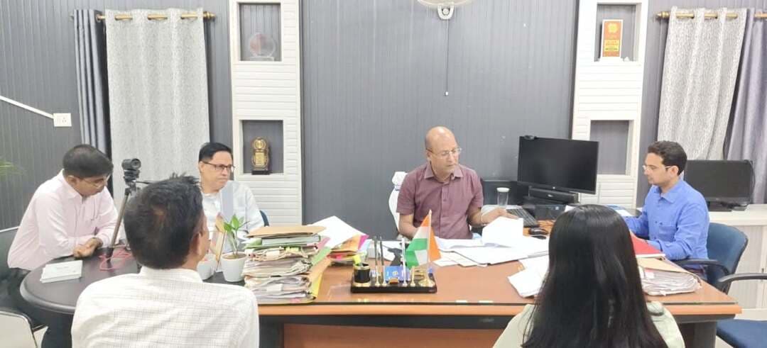 📢 प्रेस विज्ञप्ति: धान अधिप्राप्ति एवं आपूर्ति टास्क फोर्स की समीक्षा बैठक संपन्न
शिवहर के प्रभारी जिलाधिकारी-सह-उप विकास आयुक्त की अध्यक्षता में आज (07.09.2026) धान अधिप्राप्ति और जिला आपूर्ति टास्क फोर्स की महत्वपूर्ण समीक्षा बैठक आयोजित की गई।
बैठक के प्रमुख बिंदु:
⚠️ राशन कार्ड निर्माण पर सख्त निर्देश: नए राशन कार्ड बनाने में धीमी प्रगति (राज्य में 32वाँ स्थान) पर प्रभारी DM ने कड़ी नाराजगी जताई। सभी लंबित आवेदनों का E-KYC कर एक सप्ताह के अंदर निष्पादन सुनिश्चित करने का अल्टीमेटम दिया गया है।
🌾 धान अधिप्राप्ति: जिले में लक्ष्य के विरुद्ध 98.57% CMR की आपूर्ति SFC गोदाम में कर दी गई है।
🍚 खाद्यान्न वितरण: अगस्त 2026 में 1,25,799 कार्डधारियों ने राशन का उठाव किया (कुल वितरण 88.48%)। वितरण प्रतिशत को राज्य के औसत से ऊपर रखने का निर्देश दिया गया है।
🚚 लंबित डिस्पैच: PDS विक्रेताओं को भेजे जाने वाले लंबित खाद्यान्न का डिस्पैच एक सप्ताह में पूर्ण करने का आदेश।
🔍 नियमित जाँच: सभी जन वितरण प्रणाली (PDS) दुकानों और पेट्रोल पंपों (माप-तौल यंत्रों) की प्रतिदिन और नियमित जाँच के सख्त निर्देश दिए गए हैं।
📍 जारीकर्ता: जिला जन-संपर्क कार्यालय, शिवहर
#Sheohar #DMSheohar #RationCard #BiharNews #PublicRelations #PDS #FoodSupply #SheoharAdministration