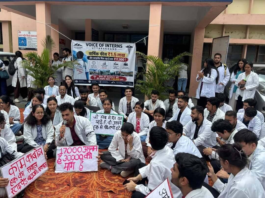 स्टाइपेंड बढ़ाने की मांग को लेकर MBBS इंटर्न्स का पेन-डाउन प्रदर्शन
₹17 हजार से बढ़ाकर ₹30 हजार मासिक करने की मांग, चारों राजकीय मेडिकल कॉलेजों के इंटर्न्स आंदोलन में शामिल
श्रीनगर गढ़वाल, 7 सितंबर। उत्तराखंड के चारों राजकीय मेडिकल कॉलेजों के एमबीबीएस इंटर्न्स ने मासिक स्टाइपेंड बढ़ाने की मांग को लेकर सोमवार से शांतिपूर्ण पेन-डाउन प्रदर्शन शुरू कर दिया है। इंटर्न्स वर्तमान में मिल रहे 17 हजार रुपये प्रतिमाह स्टाइपेंड को बढ़ाकर न्यूनतम 30 हजार रुपये प्रतिमाह किए जाने की मांग कर रहे हैं।
इंटर्न्स का कहना है कि स्टाइपेंड वृद्धि को लेकर उनके द्वारा पूर्व में शासन और संबंधित अधिकारियों के समक्ष औपचारिक रूप से अपनी मांग रखी जा चुकी है, लेकिन अभी तक इस संबंध में कोई ठोस निर्णय नहीं लिया गया है। इसी के विरोध में प्रदेश के चारों राजकीय मेडिकल कॉलेजों के एमबीबीएस इंटर्न्स ने शांतिपूर्ण तरीके से पेन-डाउन प्रदर्शन शुरू किया है।
इंटर्न्स ने स्पष्ट किया कि उनका आंदोलन पूरी तरह शांतिपूर्ण, अनुशासित और लोकतांत्रिक है। उन्होंने कहा कि मरीजों के हित और आवश्यक चिकित्सा सेवाओं को प्रभावित न करना उनकी प्राथमिकता रहेगी। साथ ही सरकार से मांग की गई है कि इंटर्न्स की आर्थिक एवं कार्य परिस्थितियों को ध्यान में रखते हुए स्टाइपेंड वृद्धि पर जल्द सकारात्मक निर्णय लिया जाए।
इंटर्न्स ने चेतावनी दी कि यदि उनकी मांग पर शीघ्र सकारात्मक कार्रवाई नहीं हुई तो आंदोलन को चरणबद्ध तरीके से आगे बढ़ाया जाएगा। उन्होंने कहा कि आगामी आंदोलन भी शांतिपूर्ण और लोकतांत्रिक तरीके से किया जाएगा।