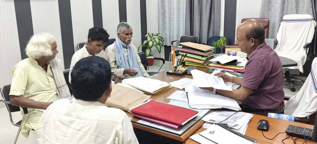 🚨 'ईज ऑफ लिविंग' सर्वोच्च प्राथमिकता, शिकायतों के निष्पादन में लापरवाही बर्दाश्त नहीं! 🚨
आम नागरिकों के जीवन को सुगम बनाने और समस्याओं के त्वरित समाधान के लिए आज प्रभारी जिला पदाधिकारी-सह-उप विकास आयुक्त के कार्यालय में 'जनता दरबार' का आयोजन किया गया।
प्रभारी डीएम ने लोगों से सीधा संवाद कर उनकी समस्याएं सुनीं और अधिकारियों को सख्त निर्देश दिए।
📌 जनता दरबार के मुख्य बिंदु:
👥 जिले के विभिन्न ग्रामीण क्षेत्रों से आए फरियादियों की शिकायतों को सूचीबद्ध किया गया।
⏱️ सभी संबंधित विभागों को निर्धारित समय-सीमा के भीतर समस्याओं के समाधान का सख्त निर्देश।
⚠️ चेतावनी: कार्य में शिथिलता या लापरवाही बरतने वाले पदाधिकारियों व कर्मियों पर होगी सख्त दंडात्मक कार्रवाई!
प्रशासन का स्पष्ट उद्देश्य है कि आमजनों को बेवजह सरकारी दफ्तरों के चक्कर न लगाने पड़ें। आपकी सहूलियत और समस्याओं का त्वरित समाधान हमारी प्राथमिकता है।
#Sheohar #JantaDarbar #EaseOfLiving #PublicGrievance #GoodGovernance #DistrictAdministration #Bihar #शिवहर