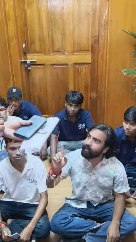 गढ़वाल विश्वविद्यालय में फिर से हंगामा। कुलपति कार्यालय के सामने धरने पर बैठे जय हो कार्यकर्ता। APVP पर लगाये गंभीर आरोप।