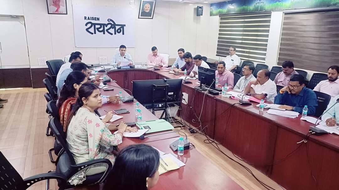 बिना रॉयल्टी के खनिज परिवहन तथा अवैध शराब का विक्रय करने वालों पर करें कठोर कार्रवाई
कलेक्टर श्री विश्वकर्मा की अध्यक्षता में टीएल बैठक सम्पन्न
––––
कलेक्ट्रेट सभाकक्ष में आयोजित टीएल बैठक में कलेक्टर श्री अरूण कुमार विश्वकर्मा द्वारा समय सीमा वाले पत्रों, सीएम हेल्पलाईन, विभागीय योजनाओं की प्रगति की विस्तृत समीक्षा करते हुए अधिकारियों को दिशा-निर्देश दिए गए। उन्होंने विभिन्न विभागों के समय-सीमा वाले पत्रों पर की जा रही कार्यवाही की समीक्षा करते हुए प्राथमिकता के साथ निर्धारित समय सीमा में कार्यवाही सुनिश्चित करने के निर्देश दिए। इसी प्रकार सीएम हेल्पलाईन शिकायतों के निराकरण की विभागवार समीक्षा करते हुए संतोषजनक निराकरण कराने के लिए निर्देशित किया।
बैठक में कलेक्टर श्री विश्वकर्मा ने राजस्व विभाग की समीक्षा के दौरान फार्मर रजिस्ट्री कार्य की तहसीलवार समीक्षा करते हुए सभी तहसीलदारों को शीघ्र कार्य पूर्ण कराने के निर्देश दिए। उन्होंने तहसीलवार राजस्व वसूली की स्थिति की जानकारी लेते हुए सभी तहसीलदारों को निर्देशित किया कि वार्षिक लक्ष्य के अनुरूप राजस्व वसूली कार्य में तेजी लाएं। उन्होंने लंबित राजस्व प्रकरणों का नियमानुसार निराकरण करने तथा वसूली योग्य प्रकरणों में प्रभावी कार्रवाई सुनिश्चित करने को कहा।
कलेक्टर श्री विश्वकर्मा ने खनिज विभाग की समीक्षा करते हुए बिना रॉयल्टी के खनिज परिवहन करने वालों के विरुद्ध सख्त कार्रवाई करने के निर्देश दिए। उन्होंने जिले में खनिजों के अवैध उत्खनन, परिवहन और भंडारण पर रोक लगाने हेतु खनिज विभाग तथा राजस्व विभाग के अधिकारियों को संयुक्त रूप से जांच कर कठोर कार्रवाई करने के निर्देश दिए।
अवैध शराब के विक्रय एवं परिवहन पर करें सख्त कार्रवाई
बैठक में आबकारी विभाग की समीक्षा के दौरान कलेक्टर श्री विश्वकर्मा ने अवैध शराब के विक्रय, परिवहन पर प्रभावी रोक लगाने के निर्देश देते हुए कहा कि जिले में अवैध शराब के कारोबार में संलिप्त लोगों के विरुद्ध लगातार जांच कर कठोर कार्रवाई की जाए। उन्होंने आबकारी विभाग के अधिकारियों को संवेदनशील क्षेत्रों में विशेष निगरानी रखने तथा अवैध गतिविधियों की सूचना मिलने पर तत्काल कार्रवाई सुनिश्चित करने के निर्देश दिए।
उच्च न्यायालय में लंबित प्रकरणों में समय पर जवाबदावा प्रस्तुत करें
कलेक्टर श्री विश्वकर्मा ने जिले से संबंधित उच्च न्यायालय में लंबित प्रकरणों की समीक्षा करते हुए अधिकारियों को निर्देशित किया कि सभी मामलों में समय-सीमा के भीतर जवाबदावा प्रस्तुत किया जाए। उन्होंने अधिकारियों से कहा कि न्यायालयीन प्रकरणों में आवश्यक दस्तावेज एवं जानकारी समय पर उपलब्ध कराई जाए, ताकि शासन का पक्ष मजबूती से प्रस्तुत किया जा सके।
शासन के अभियानों एवं योजनाओं का प्रभावी क्रियान्वयन करें
बैठक में कलेक्टर श्री विश्वकर्मा ने विभिन्न विभागों द्वारा संचालित शासन के अभियानों एवं जनकल्याणकारी योजनाओं की प्रगति की समीक्षा करते हुए अधिकारियों को योजनाओं का प्रभावी क्रियान्वयन सुनिश्चित करने के निर्देश दिए। उन्होंने मैदानी स्तर पर योजनाओं की नियमित मॉनिटरिंग करने, पात्र हितग्राहियों की पहचान करने तथा योजनाओं के क्रियान्वयन में आने वाली समस्याओं का तत्काल निराकरण करने के निर्देश दिए। अधिकारियों को विभागीय लक्ष्यों की नियमित समीक्षा कर शत-प्रतिशत उपलब्धि की दिशा में कार्य करने को कहा गया।
बैठक में नगरीय निकाय, महिला बाल विकास विभाग, स्वास्थ्य विभाग, पंचायत एवं ग्रामीण विकास, सहकारिता, कृषि, उद्यानिकी सहित अन्य विभागों की गतिविधियों, योजनाओं तथा अभियानों की समीक्षा कर अधिकारियों को दिशा-निर्देश दिए गए। कलेक्ट्रेट सभाकक्ष में जिला पंचायत सीईओ श्री कमल सोलंकी, डिप्टी कलेक्टर्स तथा जिला अधिकारी उपस्थित रहे। विकासखण्डों से एसडीएम, तहसीलदार, जनपद सीईओ तथा सीएमओ वीसी के माध्यम से बैठक में उपस्थित रहे।
#Raisen Jansampark Madhya Pradesh JDjansampark Bhopal Bhopal Commissioner