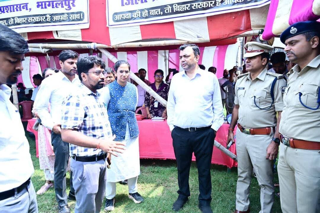 भागलपुर, 07 सितंबर 2026। भागलपुर जिला के प्रभारी सचिव श्री दीपक आनंद ने आज टीएनबी कॉलेजिएट स्कूल परिसर में संचालित बाढ़ राहत शिविर का निरीक्षण किया। उन्होंने शिविर में बाढ़ प्रभावित लोगों के लिए उपलब्ध कराई जा रही सुविधाओं एवं व्यवस्थाओं का जायजा लिया तथा शिविर में रह रहे लोगों से बातचीत कर उन्हें मिल रही सुविधाओं के संबंध में फीडबैक प्राप्त किया।
निरीक्षण के दौरान प्रभारी सचिव ने भोजन, पेयजल, शौचालय, साफ-सफाई एवं स्वच्छता की व्यवस्थाओं का अवलोकन किया। उन्होंने भोजन की गुणवत्ता का स्वयं निरीक्षण किया तथा बाढ़ प्रभावित परिवारों के पशुओं के लिए की गई पशु चारा की व्यवस्था के संबंध में भी जानकारी ली।
प्रभारी सचिव ने कहा कि जिले के विभिन्न बाढ़ राहत शिविरों का लगातार निरीक्षण किया जा रहा है, ताकि प्रभावित लोगों को उपलब्ध कराई जा रही सुविधाओं की नियमित निगरानी सुनिश्चित हो सके। उन्होंने टीएनबी कॉलेजिएट स्कूल परिसर स्थित राहत शिविर की व्यवस्थाओं को संतोषजनक बताते हुए कहा कि इन व्यवस्थाओं से बाढ़ प्रभावित लोगों को काफी राहत मिल रही है। उन्होंने कहा कि जिला प्रशासन द्वारा बाढ़ राहत एवं बचाव कार्य पूरी मुस्तैदी के साथ लगातार जारी है।
उन्होंने बताया कि राघोपुर (खरीक) क्षेत्र में संचालित राहत शिविरों का भी निरीक्षण किया गया है। वहां भी बाढ़ प्रभावित लोगों के लिए समुचित व्यवस्थाएँ सुनिश्चित की गई हैं। राघोपुर (खरीक) के राहत शिविरों में लगभग एक-एक हजार लोगों के लिए भोजन की व्यवस्था की गई है तथा भोजन की गुणवत्ता का भी स्वयं निरीक्षण किया गया।
उन्होंने बताया कि राहत शिविरों में चिकित्सा शिविर भी संचालित किए जा रहे हैं, ताकि किसी भी व्यक्ति को स्वास्थ्य संबंधी परेशानी होने पर तत्काल चिकित्सा सहायता उपलब्ध कराई जा सके। उन्होंने कहा कि सरकार एवं जिला प्रशासन की ओर से बाढ़ प्रभावित लोगों के लिए आवश्यक राहत एवं सुविधाएँ सुनिश्चित की जा रही हैं।
प्रभारी सचिव ने बाढ़ प्रभावित लोगों से अपील की कि जिले में जहाँ-जहाँ राहत शिविर संचालित किए जा रहे हैं, प्रभावित लोग वहाँ पहुँचकर उपलब्ध राहत एवं अन्य सुविधाओं का लाभ उठाएँ। उन्होंने कहा कि प्रशासन बाढ़ प्रभावित लोगों को हरसंभव सहायता उपलब्ध कराने के लिए पूरी तत्परता के साथ कार्य कर रहा है।
निरीक्षण के दौरान जिलाधिकारी, भागलपुर श्रीमती अलंकृता पांडेय, अनुमंडल पदाधिकारी, अंचल अधिकारी, प्रखंड विकास पदाधिकारी सहित संबंधित विभागों के पदाधिकारी एवं अन्य अधिकारी उपस्थित थे।
CMO Bihar
Bhagalpur District Administration
District Administration, Madhubani
District Administration Patna
DM Darbhanga
Madhepura District Administration
Information & Public Relations Department, Government of Bihar