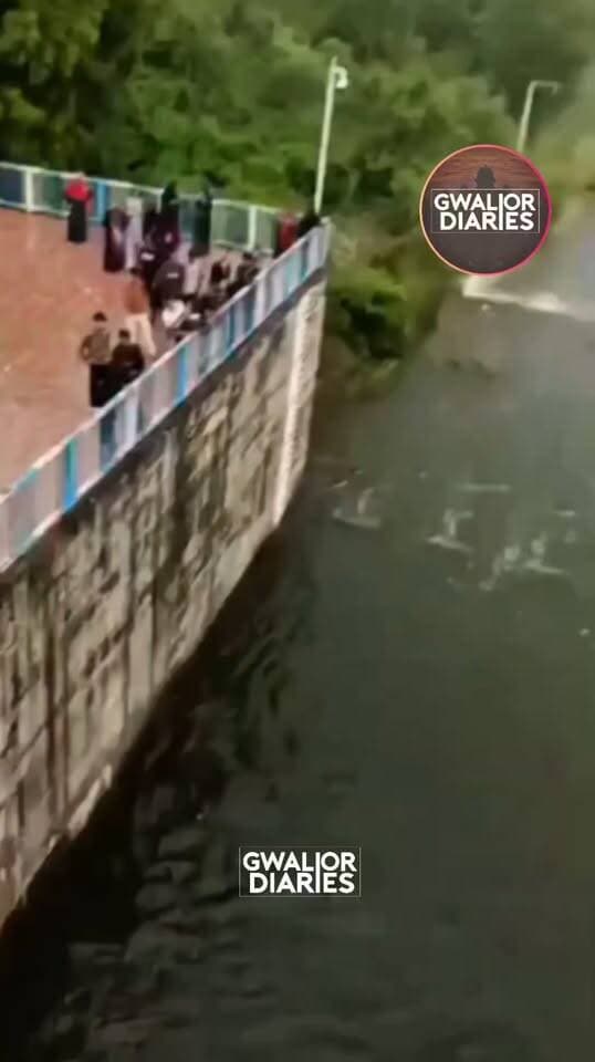 रील बनाने के चक्कर में 30 फीट ऊंचे बांध से कूदा युवक, दोनों पैर टूटे...