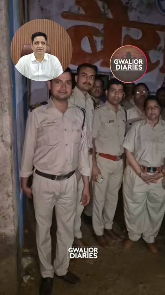 सागर में शराब से मौतों के बाद ग्वालियर में बड़ा एक्शन: हाईवे पर पकड़ी अवैध शराब और नकली पेट्रोल की फैक्ट्री...
ग्वालियर में सागर की शराब से हुई मौतों के बाद आबकारी विभाग ने मोहना हाईवे पर बड़ी कार्रवाई की। रेहट के पास महाकाल ढाबे के नजदीक दो कमरों में चल रही कथित फैक्ट्री पर छापा मारकर 2600 लीटर ओपी (इथेनॉल), 63 बल्क लीटर शराब, 20 ड्रम पेट्रोल और 18 ड्रम थिनर जब्त किया गया। जांच में पेट्रोल में थिनर, इथेनॉल और अन्य ज्वलनशील पदार्थ मिलाकर नकली पेट्रोल तैयार किए जाने की बात सामने आई। जब्त इथेनॉल से करीब 32 लाख रुपए की शराब तैयार होने का अनुमान है। आबकारी अधिकारियों के मुताबिक, फैक्ट्री को सौरभ गुर्जर, अनिल शर्मा और अरबाज खान द्वारा चलाने की जानकारी मिली है, जबकि मकान अनिल शर्मा का बताया गया है। खास बात यह है कि करीब 11 महीने पहले भी इसी इलाके में अवैध शराब की फैक्ट्री पकड़ी गई थी। मामले की जांच जारी है और अधिकारियों के अनुसार ग्वालियर में नकली पेट्रोल बनाने की यह पहली पकड़ी गई फैक्ट्री है।