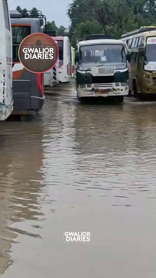 ग्वालियर का सरकारी बस स्टैंड बना ‘तालाब’, गंदे पानी के बीच चलने को मजबूर हजारों यात्री...