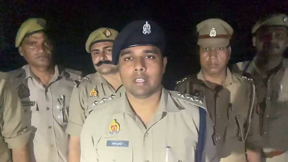 थाना सिंगाही क्षेत्रान्तर्गत 04 वर्षीय बालिका से दुष्कर्म के आरोपी अभियुक्त को चिकित्सीय परीक्षण हेतु ले जाते समय पुलिस अभिरक्षा से भाग जाने तथा अभियुक्त को पुलिस मुठभेड़ में गिरफ्तार किए जाने के संबंध में क्षेत्राधिकारी निघासन शिवम कुमार द्वारा दी गई बाइट...... थानाध्यक्ष सिंगाही राजबहादुर सिंह द्वारा पुलिस अभिरक्षा से फरार अभियुक्त को पुलिस मुठभेड़ के दौरान किया गिरफ्तार.....