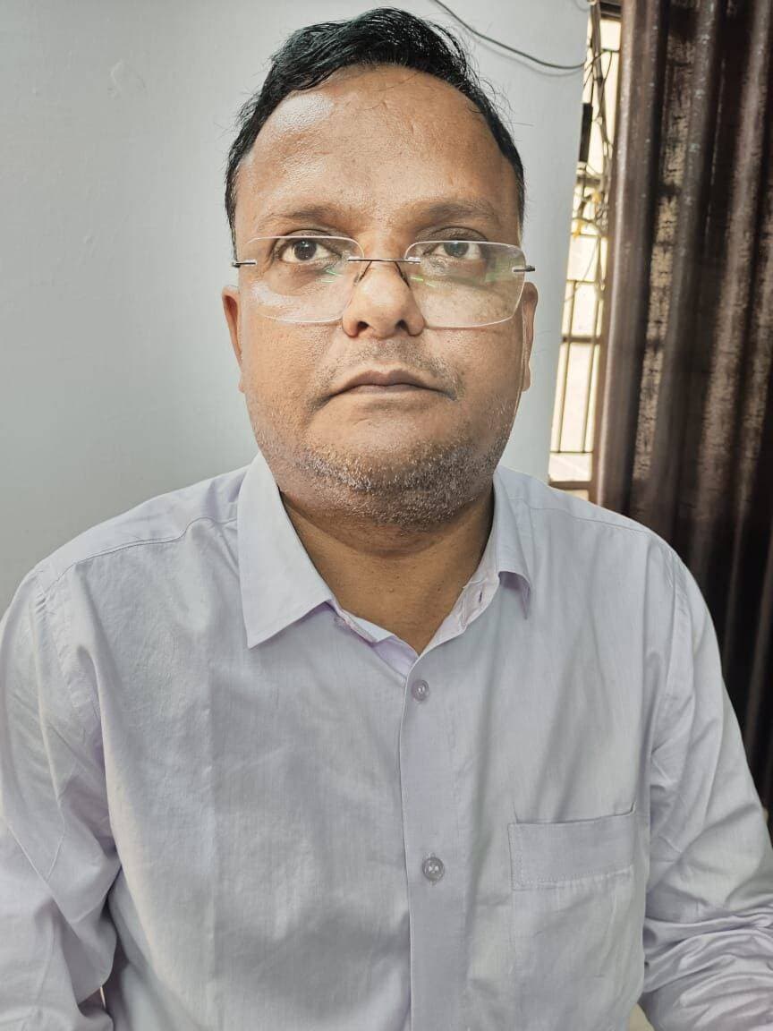 बेल्थरारोड के नए तहसीलदार बने राजू कुमार, कहा जनहित में कार्य करना पहली प्राथमिकता
<nis:link nis:type=tag nis:id=बलिया: nis:value=बलिया: nis:enabled=true nis:link/> रसड़ा के न्यायिक तहसीलदार रहे राजू कुमार को बेल्थरारोड का नया तहसीलदार बनाया गया है। जिलाधिकारी मंगला प्रसाद सिंह के निर्देश पर सोमवार को उन्होंने बेल्थरारोड तहसील पहुंचकर तहसीलदार के पद का कार्यभार ग्रहण किया। उत्तर प्रदेश लोक सेवा आयोग से चयनित राजू कुमार को प्रशासनिक कार्यों का अनुभव है। कार्यभार संभालने के बाद उन्होंने पत्रकारों से कहा कि शासन की मंशा के अनुरूप पारदर्शिता के साथ <nis:link nis:type=tag nis:id=जनहित nis:value=जनहित nis:enabled=true nis:link/> में कार्य करना उनकी पहली प्राथमिकता होगी। उन्होंने आमजन की समस्याओं का समयबद्ध और गुणवत्तापूर्ण निस्तारण सुनिश्चित करने पर जोर दिया। तहसीलदार के <nis:link nis:type=tag nis:id=स्थानांतरण nis:value=स्थानांतरण nis:enabled=true nis:link/> के साथ बेल्थरारोड तहसील में <nis:link nis:type=tag nis:id=प्रशासनिक nis:value=प्रशासनिक nis:enabled=true nis:link/> स्तर पर अन्य भी बदलाव हुआ है। यहां तैनात रहे अजीत सिंह को अब बांसडीह का न्यायिक <nis:link nis:type=tag nis:id=तहसीलदार nis:value=तहसीलदार nis:enabled=true nis:link/> बनाया गया है। वहीं बांसडीह के नायब तहसीलदार भोला शंकर राय को बेल्थरारोड का नया नायब तहसीलदार नियुक्त किया गया है।
नए अधिकारियों की तैनाती के बाद तहसील क्षेत्र में राजस्व एवं प्रशासनिक कार्यों में और तेजी आने की उम्मीद जताई जा रही है।