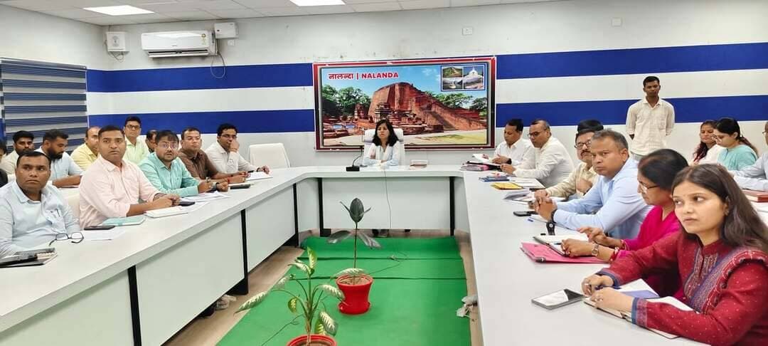 प्रेस विज्ञप्ति
स्थान : नालंदा
दिनांक–07 सितंबर 2026
जिला जनसंपर्क कार्यालय, नालंदा
विकास योजनाओं में लाएं दृश्यमान बदलाव, जनोपयोगी कार्यों से पंचायतों की बदलेगी तस्वीर — जिलाधिकारी
• साप्ताहिक समन्वय बैठक में जिलाधिकारी ने जनकल्याणकारी योजनाओं एवं विकास कार्यों की विस्तृत समीक्षा की
• राजस्व मामलों में बेहतर निष्पादन पर सराहना
• नगरनौसा डिग्री कॉलेज भूमि अधिग्रहण कार्य में तेजी लाने का निर्देश
• मॉडल स्कूलों में सैनिटरी वेंडिंग मशीन की होगी व्यवस्था
*बिहारशरीफ:* समाहरणालय स्थित एनआईसी सभागार में जिलाधिकारी श्रीमती उदिता सिंह (भा०प्र०से०) की अध्यक्षता में साप्ताहिक समन्वय-सह-समीक्षा बैठक आयोजित की गई। बैठक में राजस्व, शिक्षा, स्वास्थ्य, ऊर्जा, लोक शिकायत निवारण तथा ग्रामीण विकास से जुड़ी विभिन्न प्राथमिकताओं की गहन समीक्षा की गई एवं संबंधित अधिकारियों को स्पष्ट समय-सीमा के भीतर कार्य निष्पादन का निर्देश दिया गया।
राजस्व एवं दाखिल-खारिज मामलों की समीक्षा करते हुए जिलाधिकारी ने 81 प्रतिशत तक निष्पादन उपलब्धि पर संतोष व्यक्त किया और अधिकारियों के प्रयासों की सराहना की।
नगरनौसा में प्रस्तावित डिग्री कॉलेज हेतु भूमि अधिग्रहण की समीक्षा के क्रम में उन्होंने निर्देश दिया कि स्थानीय जनप्रतिनिधियों से विधि-सम्मत संवाद स्थापित करते हुए अधिग्रहण की प्रक्रिया को अविलंब पूरा कराएं।
वहीं, अनुमंडल लोक शिकायत निवारण अंतर्गत दर्ज मामलों की समीक्षा करते हुए तीनों अनुमंडल पदाधिकारियों (एसडीओ) को अपने-अपने स्तर पर नियमित समीक्षा कर मामलों के त्वरित निष्पादन एवं स्पष्ट प्रगति दर्ज करने का निर्देश दिया गया।
स्वास्थ्य प्रक्षेत्र की समीक्षा के दौरान 'एनीमिया मुक्त भारत' अभियान के तहत नूरसराय प्रखंड में प्रगति की गति को तीव्र करने का निर्देश दिया गया। खाद्य एवं उपभोक्ता संरक्षण विभाग की समीक्षा में राशन कार्ड निर्गमन के मामले में जिले के निचले पायदान पर रहने को गंभीरता से लेते हुए जिलाधिकारी ने प्रदर्शन सुधारने के सख्त निर्देश दिए। उन्होंने कहा कि बेहतर कार्य कर रहे प्रखंडों—जहाँ डीलरों के माध्यम से विशेष कैंप लगाए जा रहे हैं और सर्वोत्तम प्रथाओं के वीडियो साझा किए जा रहे हैं—से अन्य प्रखंड सीख लें। कुछ प्रखंडों के उत्कृष्ट और कुछ के पिछड़ने की स्थिति में 'नॉलेज शेयरिंग' अत्यंत आवश्यक है।
पीएम सूर्य घर मुफ्त बिजली योजना की समीक्षा में साप्ताहिक लक्ष्य को शत-प्रतिशत हासिल करने का निर्देश दिया गया। जिलाधिकारी ने कहा कि जिले में आवेदन सृजन की गति सराहनीय है, किंतु इंस्टॉलेशन कन्वर्जन दर को कम से कम 50 प्रतिशत तक ले जाने की आवश्यकता है। अनुरक्षक भत्ता भुगतान के संबंध में समीक्षा करते हुए बताया गया कि आवश्यक आवंटन प्राप्त होते ही शत-प्रतिशत भुगतान सुनिश्चित कर दिया जाएगा।
सरकार की महत्वाकांक्षी विशेष अभियान के तहत जिलाधिकारी ने निर्देश दिया कि प्रत्येक पंचायत से प्राथमिकता के आधार पर लगभग 10 ऐसी योजनाओं का चयन किया जाए, जिससे धरातल पर प्रत्यक्ष एवं दृश्यमान बदलाव (विजिबल डिफरेंस) परिलक्षित हो। निर्देश दिया गया कि विद्यालयों, आंगनबाड़ी केंद्रों, सामुदायिक भवनों, उप स्वास्थ्य केंद्रों के जीर्णोद्धार, वृक्षारोपण, भवनों के रंग-रोगन, चबूतरा निर्माण और पहुंच पथों की साफ-सफाई जैसी जनोपयोगी योजनाओं का चयन पूरी गंभीरता व रचनात्मकता से करें।
जिले के घोषित मॉडल स्कूलों की कार्यप्रणाली की समीक्षा के दौरान अधिकारियों ने स्मार्ट क्लास, नियमित होमवर्क, लेसन प्लान, कमजोर विद्यार्थियों के लिए रेमेडियल क्लास, प्रयोगशाला व पुस्तकालय के सुचारू संचालन, खेल-कूद तथा असेंबली में 'थॉट ऑफ द डे' व समाचार-पत्र पाठन के अनुभवों को साझा किया। जिलाधिकारी ने सभी मॉडल स्कूलों में बालिकाओं हेतु सैनिटरी नैपकिन वेंडिंग मशीन अधिष्ठापित करने के निर्देश दिए। साथ ही विद्यालयों में सकारात्मक वातावरण के निर्माण हेतु 'टीचर ऑफ द वीक' जैसे अभिनव कार्यक्रम संचालित करने, प्रतियोगी परीक्षाओं हेतु पृथक कक्षाएं चलाने, नियमित अभिभावक-शिक्षक बैठक (पीटीएम) आयोजित करने और विद्यार्थियों की उपस्थिति बढ़ाने का स्पष्ट निर्देश दिया।
Samrat Choudhary
CMO Bihar
Information & Public Relations Department, Government of Bihar
Revenue and Land Reforms Dept, Govt. of Bihar
Bihar Education Department
Bihar Health Department
Panchayati Raj Department, Government of Bihar
Energy Department, Bihar