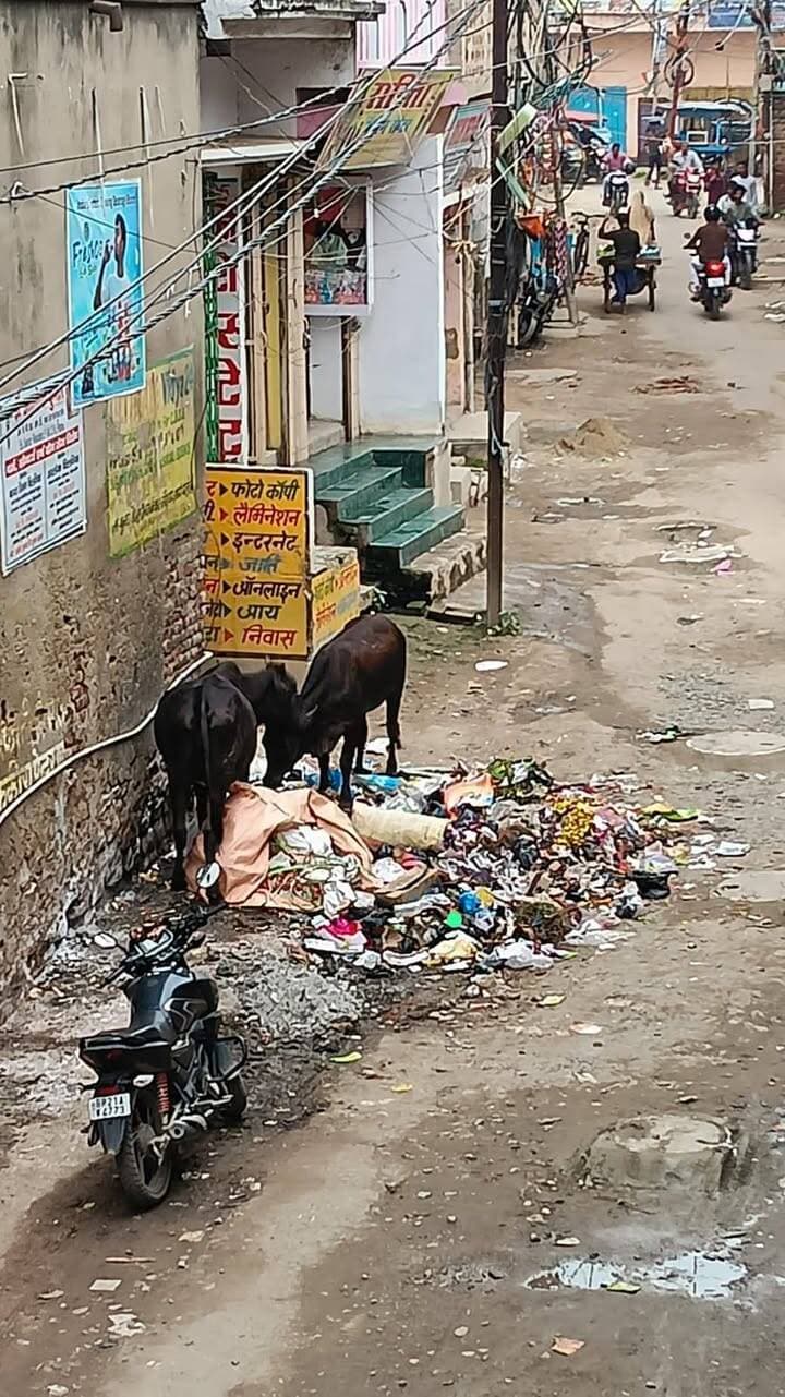 प्रेस विज्ञप्ति
नालन्दा
दिनांक :- 07 सितंबर 2026
....................................
“तत्पर बिहारशरीफ” अभियान: 99 शिकायतों का 4 घंटे के निर्धारित समय में निष्पादन
शिकायत से समाधान तक त्वरित सेवा उपलब्ध कराने के उद्देश्य से नगर निगम की प्रभावी पहल
बिहारशरीफ नगरवासियों को बेहतर एवं त्वरित नागरिक सुविधाएं उपलब्ध कराने के उद्देश्य से “तत्पर बिहारशरीफ—शिकायत से समाधान तक” अभियान की शुरुआत दिनांक 27 अगस्त 2026 को की गई। अभियान के प्रथम चरण में विशेष रूप से कूड़ा जमाव से संबंधित शिकायतों का अधिकतम 4 घंटे के भीतर निष्पादन सुनिश्चित किया जा रहा है।
अभियान के तहत 27 अगस्त 2026 से 06 सितंबर 2026 तक कूड़ा उठाव एवं कूड़ा जमाव से संबंधित कुल 99 शिकायतें प्राप्त हुईं। नगर निगम की टीम द्वारा सभी प्राप्त शिकायतों का निर्धारित 4 घंटे की समय-सीमा के भीतर सफलतापूर्वक निष्पादन किया गया।
प्राप्त शिकायतों के त्वरित निष्पादन को सुनिश्चित करने के लिए नगर निगम के पदाधिकारियों द्वारा निरंतर मॉनिटरिंग की जा रही है। अभियान के अंतर्गत प्राप्त शिकायतों एवं उनके निष्पादन की स्थिति का प्रतिदिन गूगल फॉर्म के माध्यम से प्रतिवेदन तैयार किया जा रहा है, जिससे अभियान की प्रभावी निगरानी एवं जवाबदेही सुनिश्चित हो सके।
नगर आयुक्त, बिहारशरीफ नगर निगम द्वारा सभी संबंधित पदाधिकारियों एवं कर्मियों को स्पष्ट निर्देश दिया गया है कि “तत्पर बिहारशरीफ” अभियान के तहत प्राप्त प्रत्येक शिकायत का निर्धारित टाइमलाइन यानी 4 घंटे के भीतर अनिवार्य रूप से निष्पादन सुनिश्चित करें।
बिहारशरीफ नगर निगम क्षेत्र के सभी नागरिकों से अपील है कि यदि कहीं कूड़ा जमा होने अथवा कूड़ा उठाव से संबंधित समस्या हो, तो इसकी शिकायत “तत्पर बिहारशरीफ” अभियान के माध्यम से नगर निगम तक पहुंचाएं।
नगर निगम द्वारा प्राप्त शिकायतों पर त्वरित कार्रवाई करते हुए निर्धारित समय-सीमा के भीतर समाधान सुनिश्चित किया जाएगा।
“तत्पर बिहारशरीफ — आपकी शिकायत, हमारा समाधान।”
Samrat Choudhary
CMO Bihar
Information & Public Relations Department, Government of Bihar
Bihar Sharif Nagar Nigam