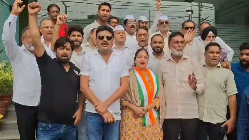 (तू डाल-डाल मैं पात-पात) सचिन गुप्ता ने नाम नहीं लिया पर बोले—देखते हैं अब पार्टी ज्वाइन करने वाले कब तक और कहां तक देते हैं कांग्रेस का साथ? पुनः कांग्रेस ज्वाइन करने वाले पूर्व प्रथम मेयर यशपाल राणा कहिन—कोई भ्रांति नहीं,सब एक हैं?