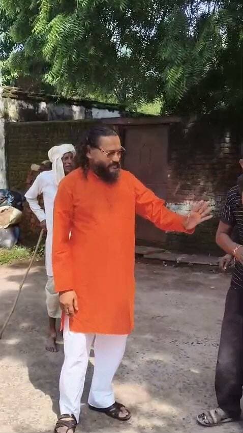 सिरसौद में ढपला-रमतुला बजाकर मुनादी, कच्ची शराब से दूर रहने की अपील
सिरसौद। गांव में सोमवार दोपहर सरपंच अंतरसिंह लोधी की अगुवाई में ढपला और रमतुला बजाकर मुनादी कराई गई। काली माता मंदिर से शुरू हुई मुनादी गांव के बाजार, कुरियाना बस स्टैंड सहित विभिन्न वार्डों और मुख्य मार्गों से होकर गुजरी। सरपंच ने ग्रामीणों से कच्ची शराब व नशे से दूर रहने की अपील की। उन्होंने सागर जिले के बांदा क्षेत्र में कच्ची शराब से हुई मौतों का हवाला देते हुए ग्रामीणों को इसके दुष्परिणामों के प्रति जागरूक किया।