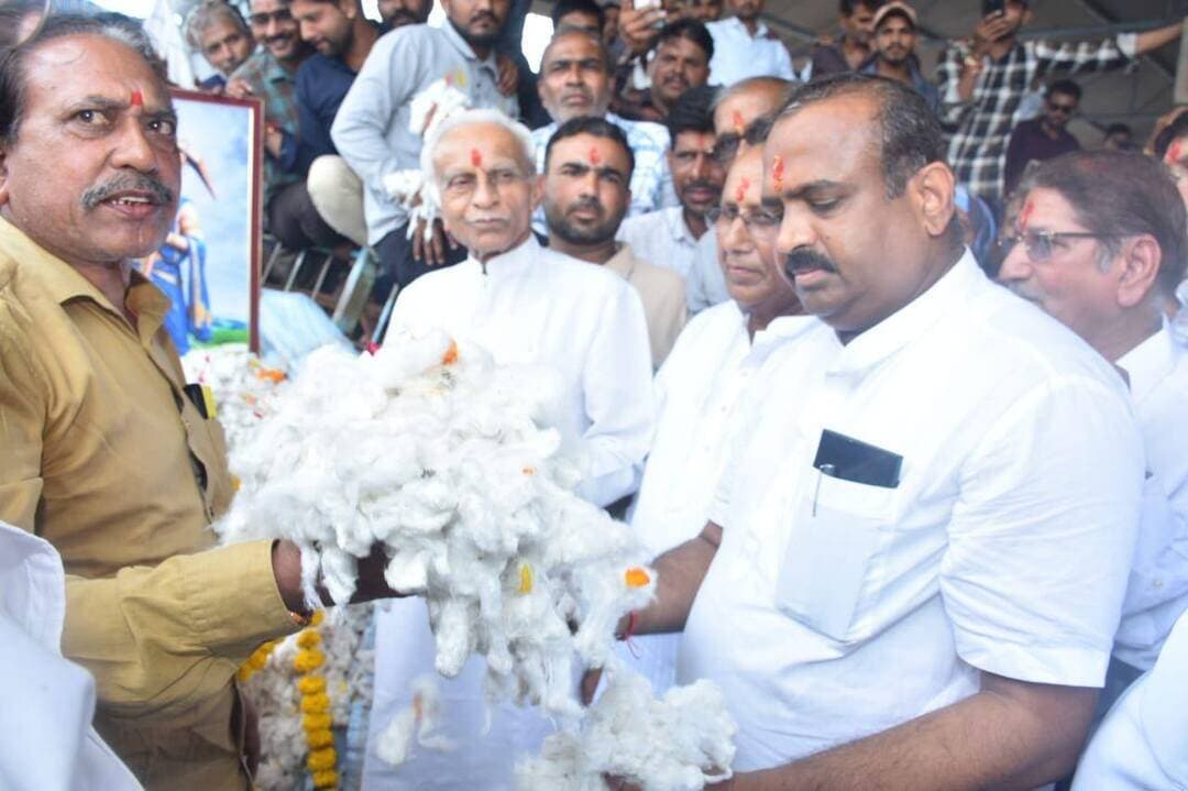 कृषि उपज मंडी खरगोन में नवीन कपास सीजन का शुभारंभ
________________
मुहूर्त में कपास का भाव 8,411 रुपये प्रति क्विंटल रहा
________________
पहले दिन 506 वाहनों में 48 बैलगाड़ियों से हुई कपास की आवक
________________
खरगोन 07 सितंबर 2026। कृषि उपज मंडी समिति खरगोन में सोमवार को नवीन कपास सीजन का शुभारंभ विधिवत कपास पूजन एवं नीलामी के साथ हुआ। कपास मुहूर्त कार्यक्रम में विधायक श्री बालकृष्ण पाटीदार, श्री संतोष पाटीदार, श्री विष्णु रघुवंशी, श्री रवि वर्मा, किसान संघ के प्रतिनिधि, मंडी सचिव श्रीमती शर्मिला निनामा सहित बड़ी संख्या में व्यापारी एवं किसान उपस्थित रहे।
कार्यक्रम में सर्वप्रथम पंडित श्री राजेन्द्र परसाई द्वारा विधिवत कपास पूजन कराया गया। इसके पश्चात विधायक श्री बालकृष्ण पाटीदार, व्यापारियों एवं मंडी सचिव की उपस्थिति में कपास की नीलामी प्रक्रिया प्रारंभ की गई। नवीन कपास सीजन की पहली कपास की नीलामी में फर्म के.के. फाईन कॉट द्वारा श्री अश्विन दांगी, खरगोन की कपास के लिए 8,411 रुपये प्रति क्विंटल का भाव प्राप्त हुआ।
कपास मुहूर्त के अवसर पर मंडी में कुल 506 वाहनों की आवक रही, जिसमें 48 बैलगाड़ियां शामिल थीं। मंडी में कपास का न्यूनतम भाव 5,000 रुपये, अधिकतम भाव 8,595 रुपये तथा मॉडल भाव 7,500 रुपये प्रति क्विंटल रहा।
कार्यक्रम में व्यापारी श्री कल्याण अग्रवाल, श्री आशुतोष अग्रवाल, श्री मन्नालाल जायसवाल, श्री गिरीराज महाजन, श्री सुरेश गांधी, श्री अनिल गोयल, श्री मुकेश महाजन सहित अन्य व्यापारी एवं संबंधितजन उपस्थित रहे।
#JansamparkMP #khargone