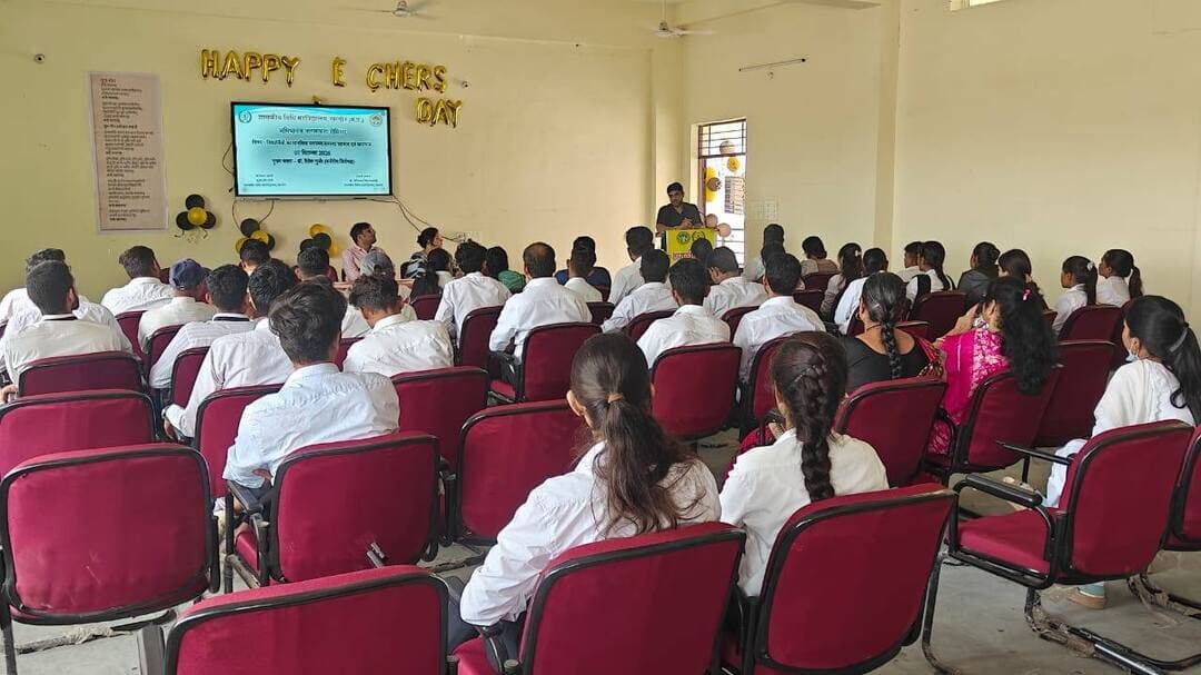 शासकीय विधि महाविद्यालय में मानसिक स्वास्थ्य जागरूकता पर एक दिवसीय सेमिनार आयोजित
________________
मनोरोग विशेषज्ञ डॉ. रितेश गुर्जर ने मानसिक स्वास्थ्य, तनाव और अवसाद के बारे में दी महत्वपूर्ण जानकारी
________________
विद्यार्थियों के साथ अभिभावकों ने भी उत्साहपूर्वक लिया सहभागिता
________________
खरगोन 07 सितंबर 2026। शासकीय विधि महाविद्यालय, खरगोन में विद्यार्थियों एवं अभिभावकों में मानसिक स्वास्थ्य के प्रति जागरूकता बढ़ाने के उद्देश्य से एक दिवसीय विशेष सेमिनार का आयोजन किया गया। कार्यक्रम के मुख्य वक्ता प्रसिद्ध मनोरोग विशेषज्ञ (साइकियाट्रिस्ट) डॉ. रितेश गुर्जर रहे। कार्यक्रम की अध्यक्षता महाविद्यालय के प्राचार्य डॉ. दिग्विजय सिंह मंडलोई ने की।
सेमिनार की विशेषता यह रही कि इसमें विधि महाविद्यालय के विद्यार्थियों के साथ-साथ उनके अभिभावकों ने भी बड़ी संख्या में उत्साहपूर्वक सहभागिता की। मुख्य वक्ता डॉ. रितेश गुर्जर ने मानसिक स्वास्थ्य के महत्व पर प्रकाश डालते हुए मानसिक रोगों के विभिन्न प्रकार, प्रारंभिक लक्षण तथा वैज्ञानिक निवारण एवं उपचार के उपायों की जानकारी दी।
डॉ. गुर्जर ने कहा कि शारीरिक स्वास्थ्य की तरह मानसिक स्वास्थ्य पर भी खुलकर बात करना आवश्यक है। निरंतर तनाव, अवसाद एवं चिंता जैसी समस्याओं को समय रहते पहचानकर विशेषज्ञ की सलाह से प्रभावी रूप से दूर किया जा सकता है। उन्होंने विद्यार्थियों को मानसिक स्वास्थ्य के प्रति सजग रहने तथा आवश्यकता होने पर बिना संकोच विशेषज्ञ से परामर्श लेने के लिए प्रेरित किया।
व्याख्यान के बाद प्रश्नोत्तरी सत्र का आयोजन किया गया। इसमें विद्यार्थियों एवं अभिभावकों ने मानसिक स्वास्थ्य से संबंधित विभिन्न प्रश्न पूछे, जिनका डॉ. गुर्जर ने समाधानकारक एवं वैज्ञानिक तरीके से उत्तर दिया।
महाविद्यालय के प्राचार्य डॉ. दिग्विजय सिंह मंडलोई ने अध्यक्षीय उद्बोधन में कहा कि शैक्षणिक दबाव एवं जीवन की व्यस्तता के बीच मानसिक संतुलन बनाए रखना अत्यंत आवश्यक है। विद्यार्थियों के सर्वांगीण विकास में मानसिक स्वास्थ्य की महत्वपूर्ण भूमिका है। ऐसे जागरूकता कार्यक्रम विद्यार्थियों को मानसिक रूप से सशक्त बनाने में उपयोगी सिद्ध होते हैं।
कार्यक्रम का संयोजन प्रो. तृप्ति सोनी ने किया तथा मंच संचालन श्री सत्यम निंगवाल ने किया। अंत में अतिथियों एवं उपस्थितजनों का आभार व्यक्त कर कार्यक्रम का समापन किया गया।
इस अवसर पर प्रो. पी.एस. रावत, सुश्री शिवांगी निराले, श्री राजेश बालके, श्री प्रकाश बघेल, श्री सदाशिव कलमें सहित महाविद्यालय के विद्यार्थी एवं अभिभावक उपस्थित रहे।
#JansamparkMP #khargone