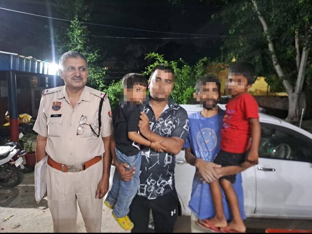 सेक्टर-3 पुलिस की सराहनीय कार्रवाई: भाड़ावास रोड पर लावारिस मिले साढ़े 4 साल के दो मासूमों को सकुशल परिजनों से मिलाया।
रेवाड़ी समाचार पंकज कुमार।
पुलिस अधीक्षक रेवाड़ी श्री हेमेंद्र कुमार मीणा, आईपीएस के दिशा-निर्देशों पर अमल करते हुए चौकी सेक्टर-3 रेवाड़ी पुलिस टीम ने त्वरित कार्रवाई करते हुए दो मासूम बच्चों को सकुशल उनके परिजनों के सुपुर्द किया है। परिजनों ने अपने जिगर के टुकड़ों को सही-सलामत पाकर रेवाड़ी पुलिस का आभार जताया।
घटना का विवरण:
जांचकर्ता ने बताया कि रविवार शाम पुलिस को सूचना मिली थी कि भाड़ावास रोड पर करीब साढ़े 4 साल का एक लड़का और एक लड़की लावारिस हालत में घूम रहे हैं। सूचना मिलते ही चौकी सेक्टर-3 पुलिस की टीम तुरंत मौके पर पहुंची और दोनों बच्चों को सुरक्षा में लिया। मासूम बच्चे अत्यंत छोटे होने के कारण अपने घर का पता बताने में असमर्थ थे।
तत्पश्चात बच्चों को चौकी सेक्टर-3 लाया गया, जहां पुलिस कर्मचारियों ने उनका ख्याल रखा और आसपास के इलाकों में तत्परता से परिजनों की तलाश शुरू की।
त्वरित जांच और परिजनों की तलाश:
सघन पूछताछ और स्थानीय नेटवर्क की मदद से पुलिस टीम को जानकारी मिली कि बच्चे गांव रामपुरा के रहने वाले हैं। पुलिस ने तुरंत उनके परिजनों से संपर्क किया।
नाबालिग लड़के के पिता लीला राम ने बताया कि रविवार शाम करीब 4 बजे उनका बेटा अपनी मौसी की लड़की के साथ घर से बिना बताए कहीं निकल गया था। परिजन अपने स्तर पर बच्चों की काफी तलाश कर चुके थे और अत्यधिक चिंतित थे।
परिजनों ने जताया आभार:
चौकी सेक्टर-3 पुलिस ने दोनों बच्चों को सकुशल उनके परिजनों के हवाले कर दिया गया। बच्चों को सही-सलामत देखकर परिजनों के चेहरे खिल उठे। उन्होंने पुलिस की मुस्तैदी, तत्परता और मानवीय दृष्टिकोण की भूरि-भूरि प्रशंसा करते हुए रेवाड़ी पुलिस टीम का तहे दिल से धन्यवाद किया।
पुलिस अपील:
रेवाड़ी पुलिस आमजन से अपील करती है कि छोटे बच्चों का विशेष ध्यान रखें और उन्हें अकेला न छोड़ें। यदि किसी को भी कोई लावारिस या भटका हुआ बच्चा दिखाई दे, तो तुरंत निकटतम पुलिस थाने या डायल 112 पर सूचना दें।