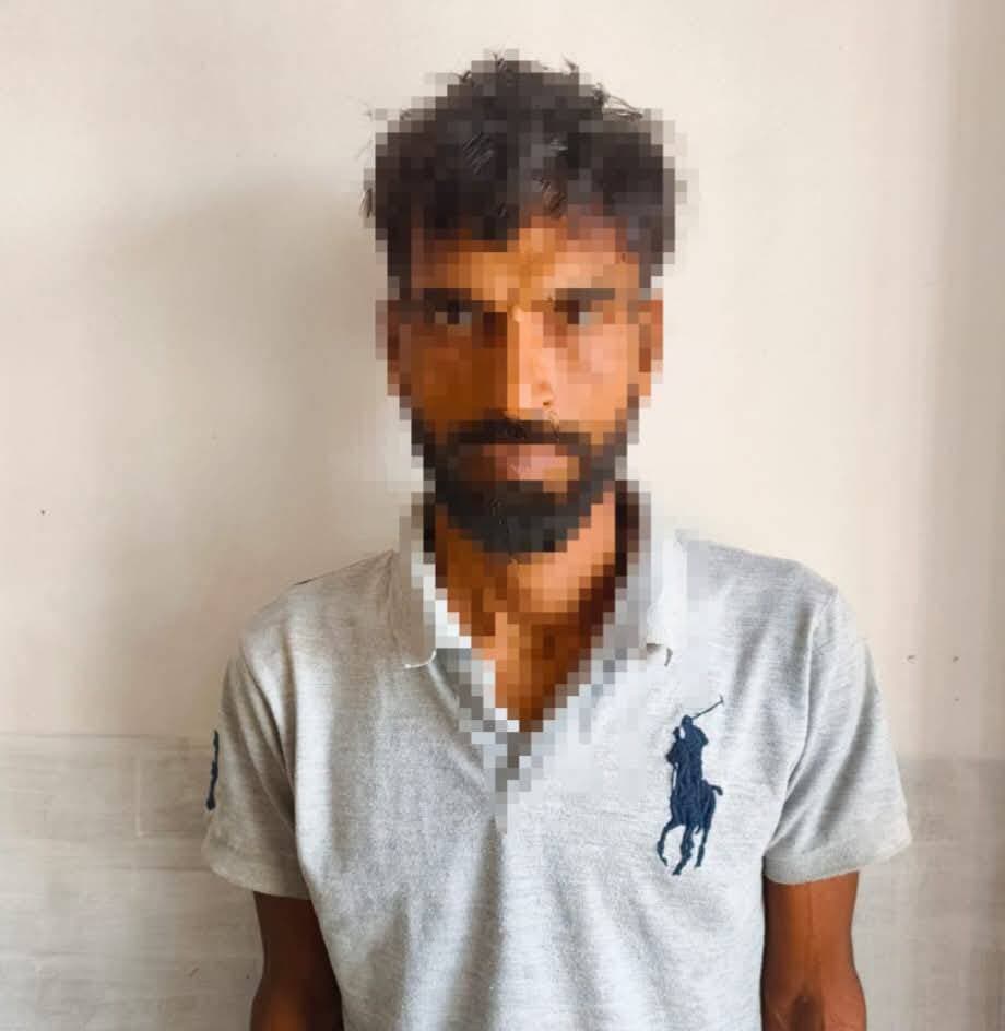 झज्जर पुल के नीचे से बस की बैटरी चोरी करने वाले दो शातिर आरोपी गिरफ्तार; चोरी की गई बैटरी और वारदात में प्रयोग टैम्पो बरामद
रेवाड़ी समाचार पंकज कुमार।
चौकी गोकल गेट पुलिस ने तत्परता से कार्रवाई करते हुए झज्जर पुल के नीचे खड़ी बस से बैटरी चोरी करने के मामले दो आरोपियों को को गिरफ्तार किया है। गिरफ्तार किए गए आरोपियों की पहचान मोहल्ला खासापुरा रेवाड़ी निवासी ललित उर्फ कल्लू व मोहल्ला कुतुबपुर रेवाड़ी निवासी प्रेम सिंह के रूप में हुई है। पुलिस ने आरोपियों के कब्जे से चोरी की गई बैटरी और वारदात में प्रयोग किया गया टैम्पो भी बरामद कर लिया है।
जांचकर्ता ने बताया कि मोहल्ला सुभाष नगर रेवाड़ी निवासी सतीश ने अपनी शिकायत में बताया था की वह रॉयल ट्रांसपोर्ट की बस पर बतौर चालक कार्य करता है। गत 05 सितम्बर की रात समय करीब 8:00 बजे उसने अपनी बस को रोजाना की तरह झज्जर पुल के नीचे पार्क किया था। अगले दिन सुबह समय करीब 6:00 बजे जब वह बस के पास पहुंचा, तो बस की बैटरी गायब मिली।
इसके बाद उसने तुरंत ट्रांसपोर्ट के मुनीम अजीत को मौके पर बुलाया। आसपास लगे CCTV कैमरों की फुटेज खंगालने पर दो अज्ञात व्यक्ति टैम्पो में बैटरी चोरी करके ले जाते हुए दिखाई दिए। जिस पर पुलिस ने थाना शहर रेवाड़ी में चोरी का मामला दर्ज करके जांच शुरू की थी।
जांच के दौरान पुलिस टीम ने तकनीकी साक्ष्यों और CCTV फुटेज की मदद से आरोपियों का सुराग लगाया और रविवार को दोनों आरोपियों, ललित उर्फ कल्लू और प्रेम सिंह को धर दबोचा। आरोपियों के पास से वारदात में इस्तेमाल किया गया टैम्पो तथा चोरी की गई बस की बैटरी सफलतापूर्वक बरामद कर ली गई है। पुलिस ने दोनों आरोपियों को पेश अदालत करके न्यायिक हिरासत में भेज दिया गया है।