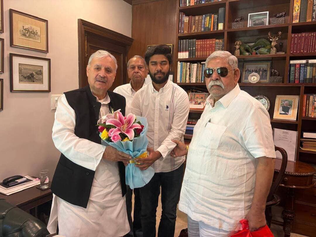 धारूहेड़ा नगर पालिका के नवनिर्वाचित वाइस चेयरमैन अमन राव ने केंद्रीय मंत्री राव इंद्रजीत सिंह से की मुलाकात
रेवाड़ी समाचार पंकज कुमार।
धारूहेड़ा नगर पालिका के नवनिर्वाचित वाइस चेयरमैन अमन राव ने केंद्रीय मंत्री राव इंद्रजीत सिंह से दिल्ली स्थित उनके आवास पर मुलाकात कर उनका आशीर्वाद लिया। अमन राव हाल ही में धारूहेड़ा नगर पालिका के वाइस चेयरमैन पद पर निर्विरोध निर्वाचित हुए हैं।
इस दौरान उनके साथ हरियाणा टूरिज्म के पूर्व चेयरमैन राव इंद्रपाल सिंह भी मौजूद रहे। अमन राव, राव इंद्रपाल सिंह के पोते हैं। वाइस चेयरमैन बनने के बाद केंद्रीय मंत्री से यह मुलाकात राजनीतिक और सामाजिक दृष्टि से भी महत्वपूर्ण मानी जा रही है।
मुलाकात के दौरान राव इंद्रजीत सिंह ने अमन राव को नई जिम्मेदारी के लिए शुभकामनाएं देते हुए कहा कि वे पूरी कर्तव्यनिष्ठा और ईमानदारी के साथ धारूहेड़ा के विकास के लिए काम करें। उन्होंने कहा कि जनप्रतिनिधि के रूप में जनता की अपेक्षाओं पर खरा उतरना और क्षेत्र के विकास को प्राथमिकता देना सबसे महत्वपूर्ण जिम्मेदारी है।
अमन राव ने केंद्रीय मंत्री राव इंद्रजीत सिंह का आभार जताते हुए कहा कि उन्हें जो जिम्मेदारी मिली है, उसे पूरी निष्ठा के साथ निभाने का प्रयास करेंगे। उन्होंने धारूहेड़ा के विकास और क्षेत्रवासियों की समस्याओं के समाधान को अपनी प्राथमिकता बताया।