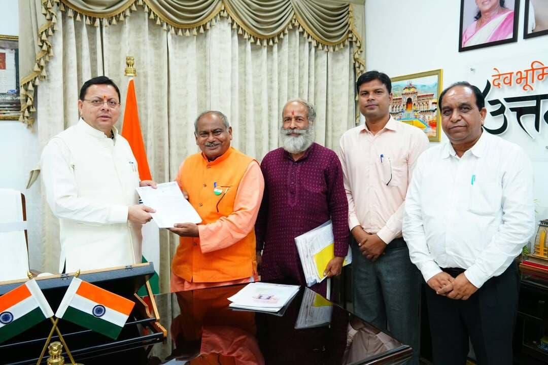 स्वतंत्रता सेनानी उत्तराधिकारी परिवार समिति के प्रतिनिधिमंडल ने मुख्यमंत्री श्री पुष्कर सिंह धामी से की भेंट
मुख्यमंत्री पुष्कर सिंह धामी से मुख्यमंत्री आवास में आज स्वतंत्रता सेनानी उत्तराधिकारी परिवार समिति, हरिद्वार के राष्ट्रीय महासचिव श्री जितेंद्र रघुवंशी के नेतृत्व में प्रतिनिधिमंडल ने शिष्टाचार भेंट की। इस अवसर पर प्रतिनिधिमंडल ने स्वतंत्रता सेनानियों एवं उनके आश्रित परिवारों से जुड़े विभिन्न विषयों से मुख्यमंत्री को अवगत कराया।
मुख्यमंत्री श्री पुष्कर सिंह धामी ने कहा कि स्वतंत्रता सेनानी देश की स्वतंत्रता के लिए अपने जीवन का सर्वस्व न्योछावर करने वाले राष्ट्र के महान नायक हैं। उनके त्याग, संघर्ष और बलिदान के कारण ही आज हम स्वतंत्र भारत में स्वतंत्रता एवं लोकतांत्रिक मूल्यों के साथ जीवन जी रहे हैं। स्वतंत्रता सेनानियों और उनके परिवारों के प्रति सम्मान एवं कृतज्ञता व्यक्त करना प्रत्येक नागरिक का दायित्व है।
मुख्यमंत्री ने कहा कि राज्य सरकार स्वतंत्रता सेनानियों तथा उनके परिवारों के सम्मान और कल्याण के लिए निरंतर कार्य कर रही है। सरकार द्वारा स्वतंत्रता सेनानी सम्मान पेंशन की व्यवस्था के साथ ही उनके आश्रित परिवारों के हितों का भी ध्यान रखा जा रहा है। स्वतंत्रता सेनानियों की स्मृतियों एवं उनके योगदान को भावी पीढ़ी तक पहुंचाने के लिए उनके नाम पर स्मारकों एवं अन्य सम्मानजनक पहलों को भी प्रोत्साहित किया जा रहा है।
उन्होंने कहा कि उत्तराखंड की वीरभूमि ने देश की स्वतंत्रता के आंदोलन में महत्वपूर्ण योगदान दिया है और प्रदेश के अनेक स्वतंत्रता सेनानियों ने राष्ट्र की आजादी के लिए महत्वपूर्ण भूमिका निभाई। राज्य सरकार का प्रयास है कि स्वतंत्रता संग्राम सेनानियों के योगदान को इतिहास और जनमानस में सदैव जीवंत रखा जाए।
मुख्यमंत्री श्री धामी ने प्रतिनिधिमंडल को आश्वस्त किया कि स्वतंत्रता सेनानी एवं उनके उत्तराधिकारी परिवारों से जुड़े जायज विषयों का नियमों के अनुरूप प्राथमिकता से परीक्षण कर आवश्यक कार्यवाही की जाएगी। उन्होंने संबंधित अधिकारियों को प्राप्त प्रकरणों का परीक्षण करते हुए नियमानुसार उचित समाधान सुनिश्चित करने के निर्देश दिए।
प्रतिनिधिमंडल ने स्वतंत्रता सेनानी परिवारों के सम्मान एवं हितों के प्रति राज्य सरकार द्वारा किए जा रहे प्रयासों के लिए मुख्यमंत्री श्री पुष्कर सिंह धामी का आभार व्यक्त किया।
इस अवसर पर श्री सुरेश चंद्रा सुयाल, श्री अनुराग सिंह गौतम तथा श्री आदित्य सिंह सहित अन्य स्वतंत्रता सेनानी परिवारों के सदस्य भी उपस्थित थे |