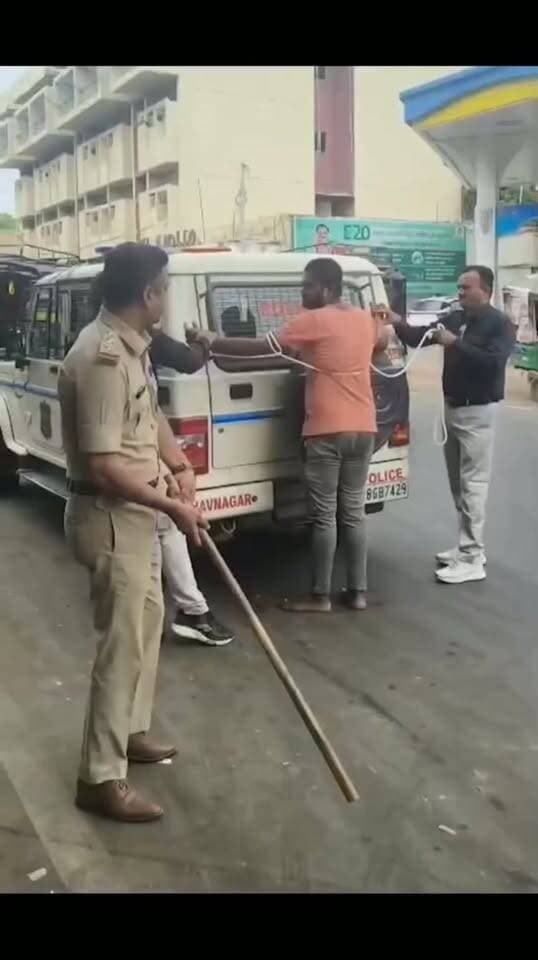 अपनी लिव-इन पार्टनर काजल बारैया की बेरहमी से हत्या के आरोप में गिरफ्तार फैज़ल उर्फ खटकी को आज शहर की पुलिस भावनगर ST डिपो ले गई, ताकि क्राइम सीन को फिर से रिक्रिएट किया जा सके।
#gujaratpolice #viral #videos