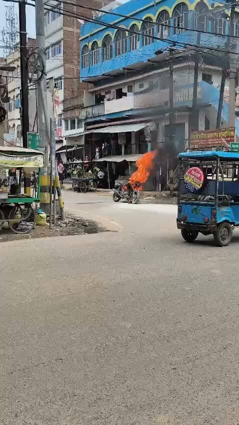 खड़ी पल्सर गाड़ी में लगी अचानक आग अफ़रातफ़री का मोहोल शेखपुरा के महूस मोड़ के समीप की घटना