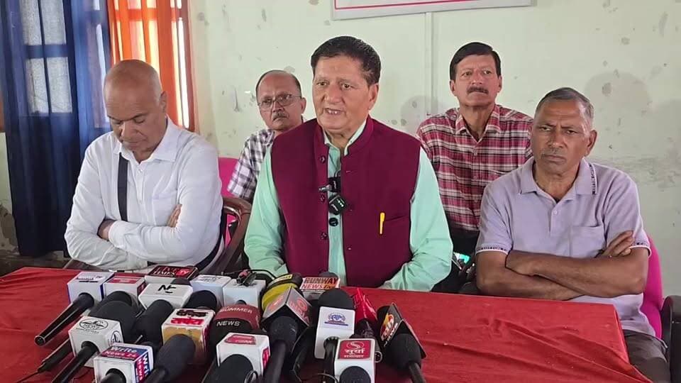 धर्मशाला लाइव: पेंशनर्स जॉइन्ट एक्शन कमेटी हिमाचल प्रदेश के अध्यक्ष सुरेश ठाकुर कर रहे पत्रकार वार्ता को सम्बोधित