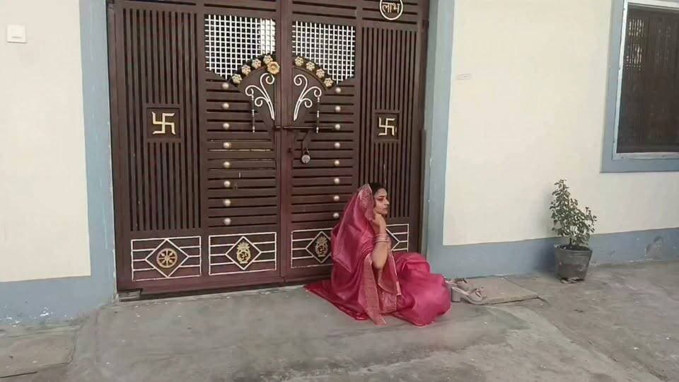 जब रिश्ता में खटास आता है तो ज़माना मज़ा लेता है।
ससुराल पक्ष ने घर में रखने से इंकार किया तो, लगभग 1 साल पहले हुई शादी की दुल्हन दरवाजा पर बैठी धरना पर..