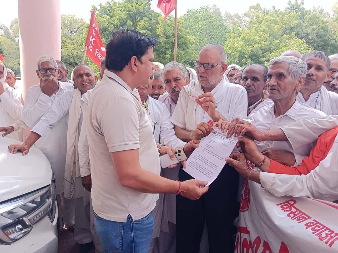 तौशाम क्षेत्र को सूखाग्रस्त घोषित कर 50 हजार रूपये प्रति एकड़ मुआवजा दे सरकार , मुख्य मन्त्री को ज्ञापन भिजवाया । किसान सभा
भिवानी, 07 सितंबर : अखिल भारतीय किसान सभा तोशाम ब्लॉक कमेटी के नेतृत्व में किसानों ने कस्बा तोशाम स्थित एसडीएम कार्यालय के सामने एकत्र होकर धरना व प्रदर्शन करते हुए तहसील तोशाम को सूखा ग्रस्त घोषित करने, विशेष गिरदावरी करवाकर50 हजार रुपये प्रति एकड़ मुआवजा देने तथा किसानों की अन्य ज्वलंत समस्याओं के तत्काल समाधान की मांग की। इस अवसर पर अपनी मांगों का ज्ञापन राज्य के मुख्य मन्त्री को भिजवाया है , ज्ञापन एसडीएम तोशाम सन्दीप सिंह को सौंपा है।
सभा की अध्यक्षता ब्लॉक प्रधान कर्ण सिंह जैनावास ने की तथा मंच संचालन रणधीर सांगवान ने किया। किसान सभा के जिला प्रधान रामफल देशवाल व कामरेड ओमप्रकाश ने कहा कि तोशाम क्षेत्र में सूखे, नहरी पानी की कमी से फसल खराबे के कारण किसान गंभीर संकट में हैं। कपास, मूंग, ग्वार और बाजरा सहित कई फसलें सूख चुकी हैं। नहरों की टेल तक पानी नहीं पहुंच रहा और भूमिगत पानी भी अत्यधिक खारा होने के कारण सिंचाई योग्य नहीं है। इसलिए राज्य सरकार तुरन्त क्षति पूर्ति पोर्टल खोले तथा सूखे से बर्बाद फसलों की विशेष गिरदावरी करवाए ।
किसान सभा के नेताओं ने मांग की कि विशेष गिरदावरी वास्तविक नुकसान के आधार पर की जाए, 2023 के लंबित कपास फसल बीमा क्लेम का 12 प्रतिशत ब्याज सहित तत्काल भुगतान किया जाए तथा क्रॉप कटिंग पूरी तरह पारदर्शी बनाकर किसानों को मौके पर रिकॉर्ड उपलब्ध कराया जाए। रबी सीजन से पहले पर्याप्त खाद-बीज उपलब्ध करवाने और नहरों की आखिरी टेल तक पानी पहुंचाने की भी मांग की गई।
इसके अलावा हाईटेंशन लाइन से प्रभावित 13 गांवों के किसानों को उचित मुआवजा देने तथा स्मार्ट मीटर और एग्री डिस्कॉम योजना को वापस लेने की मांग की गई। किसान सभा नेताओं ने चेतावनी दी कि यदि सरकार किसानों के साथ बातचीत कर उनकी मांगों का शीघ्र समाधान नहीं करती, तो आने वाले दिनों में आंदोलन को और तेज किया जाएगा तथा संयुक्त किसान मोर्चे के माध्यम से व्यापक किसान आंदोलन चलाया जाएगा। उन्होंने हाई टेंशन लाइन के लिए न्यायोचित मुआवजे की मांग को लेकर किसानों द्वारा चलाए जा रहे धरने में पहुंचकर किसान सभा ने समर्थन दिया है । किसान सभा के धरने में एक प्रस्ताव पास करके अग्नि शमन व नगरपालिक कर्मचारियों की जायज मांगों का समर्थन करते हुए उनकी मांगें लागू करने की मांग की है तथा उनकी हड़ताल के साथ एकजुटता प्रकट की है । आज के प्रदर्शन में तोशाम ब्लाक सचिव नरेन्द्र डाडम , डा. धर्मबीर खापड़वास , डा0 सुमेर सांगवान , छोटूराम पुनिया , राजबीर बुडानिया , दयानन्द फौजी , रणधीर जाखड़, शमशेर पूनिया , धूप सिंह ईशरवाल सहित सैकड़ों किसान शामिल थे ।
जारी कर्ता नरेन्द्र डाडम , ब्लाक सचिव किसान सभा तोशाम ।