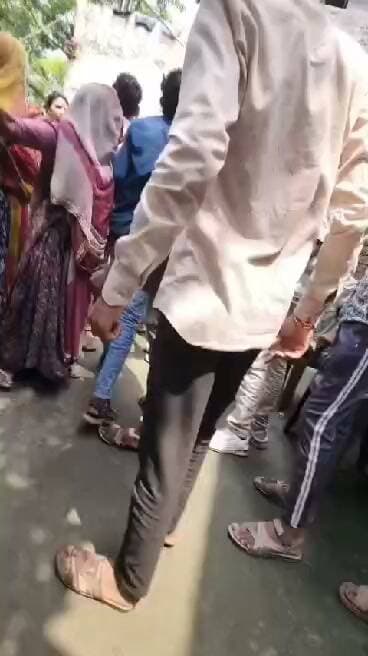 प्रेम प्रसंग में शादी के बाद हुआ विवाद, घर में घुसकर लाठी-डंडों से किया हमला...?
पीपलियामंडी। नगर के अयोध्या बस्ती क्षेत्र में प्रेम प्रसंग के बाद शादी को लेकर विवाद होने की सूचना सामने आई है। बताया जा रहा है कि लड़की पक्ष से दर्जन भर से अधिक महिला एवं पुरुष पहुंचे और घर में घुसकर जमकर लाठी-डंडों से हमला किया। घटना में कई लोगों के घायल होने की सूचना मिल रही है।