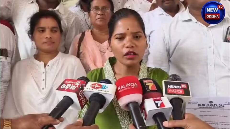 ଦଶମନ୍ତପୁରରେ ଉନ୍ନୟନ କାର୍ଯ୍ୟ ଠପ୍!
ସ୍ଥାନୀୟ ଜନପ୍ରତିନିଧିମାନଙ୍କୁ ଅବହେଳା କରାଯାଇ ବିଧାୟକ ମନମାନି କରୁଥିବା ଅଭିଯୋଗ ଆଣିଛନ୍ତି ଜିଲ୍ଲା ପରିଷଦ ଅଧ୍ୟକ୍ଷା ସସ୍ମିତା ମେଲକା। ଆସନ୍ତା ୧୫ ଦିନ ମଧ୍ୟରେ ସମସ୍ୟାର ସମାଧାନ ନହେଲେ ବ୍ଲକ୍ କାର୍ଯ୍ୟାଳୟରେ ତାଲା ପକାଇବା ନେଇ ଅତିରିକ୍ତ ଜିଲ୍ଲାପାଳଙ୍କୁ ଦାବିପତ୍ର ପ୍ରଦାନ କରାଯାଇଛି।
ଏନେଇ ନିଜ ପ୍ରତିକ୍ରିୟା ରଖିଛନ୍ତି ଜିଲ୍ଲା ପରିଷଦ ଅଧ୍ୟକ୍ଷା।
📍 ଦଶମନ୍ତପୁର, କୋରାପୁଟ
#ଦଶମନ୍ତପୁର #କୋରାପୁଟ #ଉନ୍ନୟନକାର୍ଯ୍ୟ #ଜନପ୍ରତିନିଧି #ଦାବିପତ୍ର #ଜିଲ୍ଲାପରିଷଦ #Koraput #Dasmantpur #koraputnews #zillaparishadchairman #Odisha #OdishaNews #newodishatv