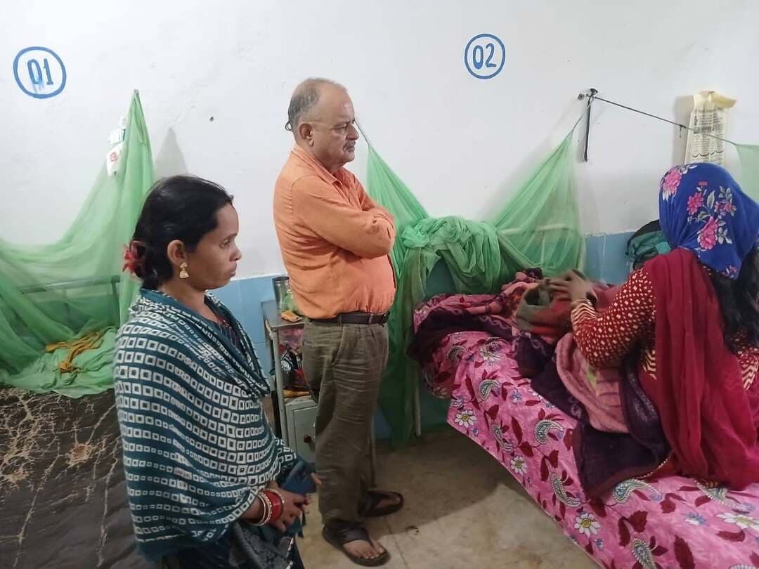 रूसा और गोरखपुर प्राथमिक स्वास्थ्य केंद्रों का औचक निरीक्षण, व्यवस्थाओं का लिया जायजा
रूसा स्वास्थ्य केंद्र में फरवरी से अगस्त तक 105 संस्थागत प्रसव; छात्रावास में विद्यार्थियों का स्वास्थ्य परीक्षण कर दी गई आवश्यक दवाएं
डिंडौरी जिले में स्वास्थ्य सेवाओं की गुणवत्ता और उपलब्धता सुनिश्चित करने के उद्देश्य से कलेक्टर श्रीमती अंजू पवन भदौरिया के निर्देश पर प्राथमिक स्वास्थ्य केंद्र रूसा एवं गोरखपुर का औचक निरीक्षण किया गया। निरीक्षण के दौरान मुख्य चिकित्सा एवं स्वास्थ्य अधिकारी डॉ. मनोज पांडेय और राष्ट्रीय किशोर स्वास्थ्य कार्यक्रम के जिला समन्वयक ओम प्रकाश उरैती मौजूद रहे।
रूसा में 105 संस्थागत प्रसव
प्राथमिक स्वास्थ्य केंद्र रूसा में कलेक्टर श्रीमती अंजू पवन भदौरिया एवं तत्कालीन एसडीएम रामबाबू देवांगन के विशेष सहयोग से सामान्य प्रसव की सुविधा शुरू की गई है। सीएमएचओ डॉ. मनोज पांडेय के अनुसार 15 फरवरी 2026 से अगस्त 2026 तक केंद्र में कुल 105 संस्थागत प्रसव कराए जा चुके हैं।
मेडिकल ऑफिसर डॉ. सुशांत श्रीवास्तव तथा स्टाफ नर्स ज्योति नागवंशी, देववती श्याम, ममता तिवारी एवं मनोतरी द्वारा स्वास्थ्य केंद्र में रहकर प्रसव सेवाएं उपलब्ध कराई जा रही हैं। स्थानीय स्तर पर प्रसव सुविधा शुरू होने से क्षेत्र की गर्भवती महिलाओं को दूरस्थ स्वास्थ्य संस्थानों तक जाने की आवश्यकता कम हुई है।
उपस्थिति, दवाओं और ओपीडी की जांच
निरीक्षण के दौरान दोनों स्वास्थ्य केंद्रों में उपस्थिति पंजी, साफ-सफाई, निःशुल्क दवाओं की उपलब्धता और ओपीडी सेवाओं का जायजा लिया गया। अधिकारियों ने कर्मचारियों को समय पर कार्यस्थल पर उपस्थित रहने और स्वास्थ्य सेवाओं में लापरवाही नहीं बरतने के निर्देश दिए। लापरवाही अथवा अनधिकृत अनुपस्थिति पाए जाने पर नियमानुसार सख्त अनुशासनात्मक कार्रवाई की चेतावनी दी गई।
छात्रावास में विद्यार्थियों का स्वास्थ्य परीक्षण
इसी क्रम में राजा कुंवर शंकरशाह, रघुनाथशाह सीनियर बालक छात्रावास में जिला एवं ब्लॉक स्तरीय संयुक्त स्वास्थ्य दल ने विद्यार्थियों का स्वास्थ्य परीक्षण किया। जांच के बाद आवश्यक उपचार और दवाएं उपलब्ध कराई गईं।
स्वास्थ्य विभाग ने छात्रावास प्रबंधन को संक्रमण की रोकथाम के लिए आवश्यक सावधानियां बरतने, प्रभावित बच्चों को पृथक रखने और स्वच्छता पर विशेष ध्यान देने की सलाह दी। सीएमएचओ ने स्वास्थ्य टीम को विद्यार्थियों की सतत देखभाल एवं नियमित निगरानी के निर्देश दिए।
स्वास्थ्य दल में डॉ. ममता दीवान, डॉ. जयश्री मरावी, डॉ. मेजर प्रेम सिंह कुशराम, ओम प्रकाश उरैती, गायत्री पड़वार, चम्पा एएनएम, योगेंद्र पाठक एवं देवलाल सहित अन्य स्वास्थ्यकर्मी शामिल रहे।
सीएमएचओ डॉ. मनोज पांडेय ने कहा कि जिला प्रशासन के सहयोग से ग्रामीण एवं दूरस्थ क्षेत्रों में अंतिम व्यक्ति तक गुणवत्तापूर्ण स्वास्थ्य सेवाएं पहुंचाना विभाग की प्राथमिकता है। विद्यार्थियों के स्वास्थ्य की लगातार निगरानी की जा रही है और स्वास्थ्य सेवाओं में किसी भी प्रकार की लापरवाही बर्दाश्त नहीं की जाएगी।
#Dindori #HealthServices #HealthCheckup #MadhyaPradesh #BreakingNews