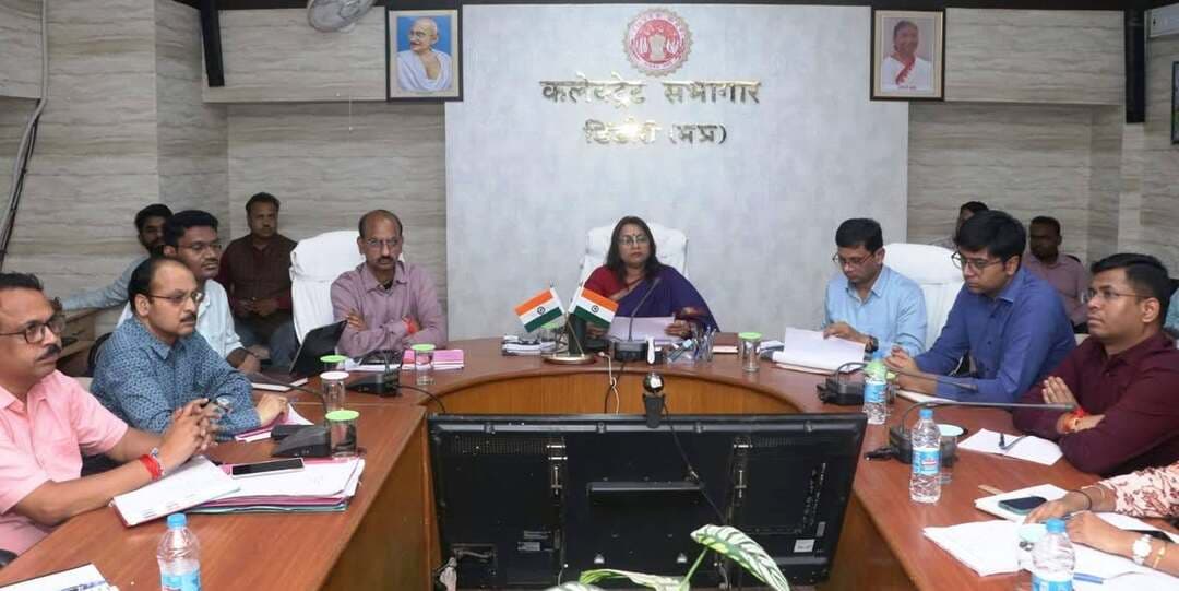 फील्ड में उतरें अधिकारी, कार्यालय में बैठने से नहीं होगा काम– कलेक्टर
कलेक्टर अंजू पवन भदौरिया ने समय-सीमा बैठक में दिए निर्देश, सीएम हेल्पलाइन की लंबित शिकायतों का प्राथमिकता से निराकरण और पात्र हितग्राहियों को योजनाओं का लाभ दिलाने पर जोर
डिंडौरी कलेक्टर श्रीमती अंजू पवन भदौरिया ने शनिवार को कलेक्ट्रेट सभाकक्ष में समय-सीमा बैठक लेकर जिले में संचालित शासकीय योजनाओं, विकास कार्यों और जनहित से जुड़े लंबित प्रकरणों की विभागवार समीक्षा की। बैठक में सीईओ जिला पंचायत दिव्यांशु चौधरी, अपर कलेक्टर जेपी यादव सहित विभिन्न विभागों के अधिकारी मौजूद रहे।
सीएम हेल्पलाइन की शिकायतों के निराकरण पर जोर
कलेक्टर ने सीएम हेल्पलाइन में लंबित शिकायतों की समीक्षा करते हुए अधिकारियों को लंबे समय से लंबित प्रकरणों का प्राथमिकता के आधार पर निराकरण करने के निर्देश दिए। उन्होंने कहा कि आमजन की शिकायतों के समाधान में अनावश्यक विलंब नहीं होना चाहिए।
उन्होंने अधिकारियों को शिकायतों की नियमित समीक्षा करने, शिकायतकर्ताओं से समन्वय स्थापित करने और उनकी संतुष्टि के साथ शिकायतों का निराकरण सुनिश्चित करने के निर्देश दिए। साथ ही सभी लंबित शिकायतों का शत-प्रतिशत निराकरण करने पर जोर दिया।
पात्र हितग्राहियों तक पहुंचे योजनाओं का लाभ
कलेक्टर ने मुख्यमंत्री जन विश्वास अभियान के शिविरों को शासन की योजनाओं एवं सेवाओं का लाभ पात्र हितग्राहियों तक पहुंचाने का प्रभावी माध्यम बताया। उन्होंने निर्देश दिए कि शिविरों के आयोजन से पहले संबंधित विभाग अपने लंबित प्रकरणों का निराकरण करें।
उन्होंने विभागीय योजनाओं की नियमित समीक्षा कर पात्र हितग्राहियों को योजनाओं का लाभ दिलाने तथा शिविरों के दौरान साफ-सफाई और अन्य आवश्यक व्यवस्थाओं का भी निरीक्षण करने के निर्देश दिए।
पुलिस और वन विभाग को क्षेत्र में जाकर संवाद के निर्देश
मुख्यमंत्री जन विश्वास अभियान की तैयारियों की समीक्षा करते हुए कलेक्टर ने पुलिस एवं वन विभाग के अधिकारियों को संबंधित टीमों के साथ क्षेत्र में जाकर आमजन से संवाद करने के निर्देश दिए। उन्होंने कहा कि ग्रामीणों की समस्याओं और आवश्यकताओं का मौके पर मुआयना कर उन्हें संबंधित विभागों के समन्वय से चिन्हित किया जाए और निराकरण की कार्रवाई सुनिश्चित की जाए।
‘कार्यालय में बैठकर प्रभावी मॉनिटरिंग संभव नहीं’
कलेक्टर ने अधिकारियों को स्पष्ट निर्देश दिए कि वे नियमित रूप से फील्ड में जाकर योजनाओं, विकास कार्यों और विभिन्न कार्यक्रमों की जमीनी स्थिति का जायजा लें। उन्होंने कहा कि केवल कार्यालय में बैठकर कार्यों की प्रभावी मॉनिटरिंग संभव नहीं है।
उन्होंने अधिकारियों से आमजन के बीच पहुंचकर उनकी समस्याएं समझने और मौके पर संबंधित विभागों के समन्वय से आवश्यक कार्रवाई सुनिश्चित करने को कहा। कलेक्टर ने कहा कि शासन की योजनाओं और विकास कार्यों का वास्तविक लाभ आमजन तक पहुंचाना प्रशासन की प्राथमिकता है।
धान खरीदी की तैयारियों को लेकर गिरदावरी पर जोर
बैठक में समग्र ई-केवायसी कार्य की विकासखंडवार समीक्षा निरंतर करने के निर्देश भी दिए गए। कलेक्टर ने बताया कि आगामी धान खरीदी के लिए किसानों का पंजीयन किया जाना है, जिसके लिए गिरदावरी कार्य का पूर्ण होना आवश्यक है।
उन्होंने संबंधित अधिकारियों को गिरदावरी कार्य में आवश्यक प्रगति सुनिश्चित करते हुए निर्धारित समय-सीमा में किसानों के पंजीयन की प्रक्रिया पूरी कराने के निर्देश दिए।
#Dindori #CollectorDindori #CMHelpline #MadhyaPradesh #BreakingNews