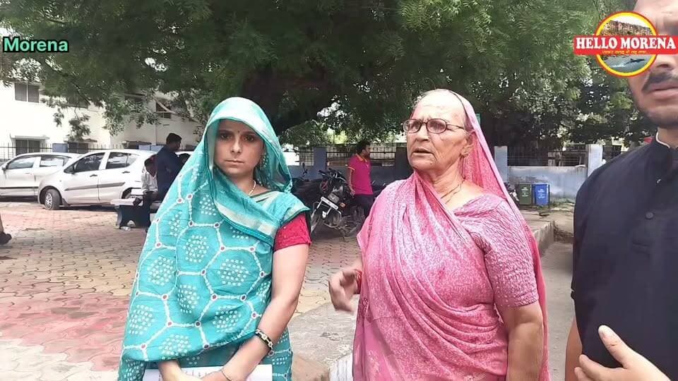 67 साल की बुजुर्ग महिला का दर्द: बहू पर प्रताड़ना और धमकी के गंभीर आरोप, DNA जांच की मांग के बाद बढ़ा विवाद👇
10 करोड़ रुपये और 15 बीघा जमीन मांगने का आरोप, अलमारी तोड़कर सोना-चांदी ले जाने का भी दावा; कई लोगों पर जमीन-मकान हड़पने की साजिश के आरोप
मुरैना शहर की संजय कॉलोनी, वीआईपी रोड निवासी 67 वर्षीय बुजुर्ग महिला किशोरी शर्मा पत्नी स्व. दामोदर प्रसाद शर्मा ने अपनी बहू अर्चना शर्मा के खिलाफ प्रताड़ना, धमकी और संपत्ति हड़पने की नीयत के गंभीर आरोप लगाए हैं। बुजुर्ग महिला ने सिटी कोतवाली थाना प्रभारी को लिखित शिकायत देकर मामले में कार्रवाई और सुरक्षा की मांग की है।
DNA जांच की मांग के बाद गहराया विवाद
शिकायत के अनुसार, किशोरी शर्मा अपने बेटे प्रमोद शर्मा के साथ रहती हैं। महिला का आरोप है कि उनकी बहू विवाह के कुछ समय बाद से अलग रहने लगी थी। संपत्ति को लेकर दोनों पक्षों के बीच न्यायालय में दीवानी प्रकरण भी चल रहे हैं।
बुजुर्ग महिला के मुताबिक, उन्होंने न्यायालय में जवाब-दावा प्रस्तुत करते हुए आदेश 26 नियम 10-क के तहत बच्चों के DNA परीक्षण की मांग को लेकर आवेदन दिया है। आरोप है कि DNA जांच की मांग सामने आने के बाद दोनों पक्षों के बीच विवाद और अधिक बढ़ गया।
10 करोड़ रुपये और 15 बीघा जमीन मांगने का आरोप
शिकायत में आरोप लगाया गया है कि DNA जांच से संबंधित आवेदन वापस लेने के लिए महिला और उसके परिवार पर कथित तौर पर दबाव बनाया जा रहा है। किशोरी शर्मा का आरोप है कि उनसे 10 करोड़ रुपये नकद और 15 बीघा जमीन अपने नाम करने की मांग की जा रही है। साथ ही गंभीर परिणाम भुगतने की धमकी दिए जाने का भी आरोप लगाया गया है।
अलमारी तोड़कर सोना-चांदी ले जाने का भी आरोप
पीड़िता और उसकी बेटी राधा शर्मा ने बहू अर्चना शर्मा और उसके भाई पर घर की अलमारी तोड़कर उसमें रखे सोने-चांदी के जेवरात ले जाने के भी गंभीर आरोप लगाए हैं। शिकायत में कथित रूप से संपत्ति और सामान को लेकर हुए विवाद का भी उल्लेख किया गया है।
जमीन-मकान हड़पने की साजिश का आरोप
बुजुर्ग महिला ने किशनपुर ग्रामीण वितरण गैस एजेंसी के संचालक मोहन दंडोतिया और उनके भतीजे कुशल दंडोतिया सहित अन्य लोगों पर भी धोखाधड़ी के जरिए जमीन और मकान हड़पने की कोशिश के आरोप लगाए हैं।
शिकायत में 13 जून 2024 और 30 अक्टूबर 2024 की कथित रजिस्ट्रियों को लेकर भी सवाल उठाए गए हैं। महिला ने इन दस्तावेजों को कथित तौर पर फर्जी बताते हुए पूरे मामले की जांच कराने की मांग की है।
बेटी ने भी सुनाई मां की पीड़ा
पीड़िता की बेटी राधा शर्मा का कहना है कि उनकी 67 वर्षीय मां लगातार परेशान हैं और उन्हें कथित तौर पर धमकियां दी जा रही हैं। बेटी ने पुलिस प्रशासन से मामले की निष्पक्ष जांच कराकर दोषियों के खिलाफ कार्रवाई और अपनी मां को सुरक्षा देने की मांग की है।
वहीं, पीड़िता किशोरी शर्मा ने भी पुलिस से गुहार लगाते हुए कहा है कि पूरे मामले की निष्पक्ष जांच कर उन्हें न्याय और सुरक्षा प्रदान की जाए।
पुलिस जांच के बाद सामने आएगी सच्चाई
मामले में लगाए गए आरोप फिलहाल शिकायतकर्ता और उनके परिवार के बयानों पर आधारित हैं। इन आरोपों की स्वतंत्र पुष्टि नहीं हुई है। पुलिस जांच, संबंधित दस्तावेजों की जांच और न्यायालयीन प्रक्रिया के बाद ही आरोपों की वास्तविक स्थिति स्पष्ट हो सकेगी।