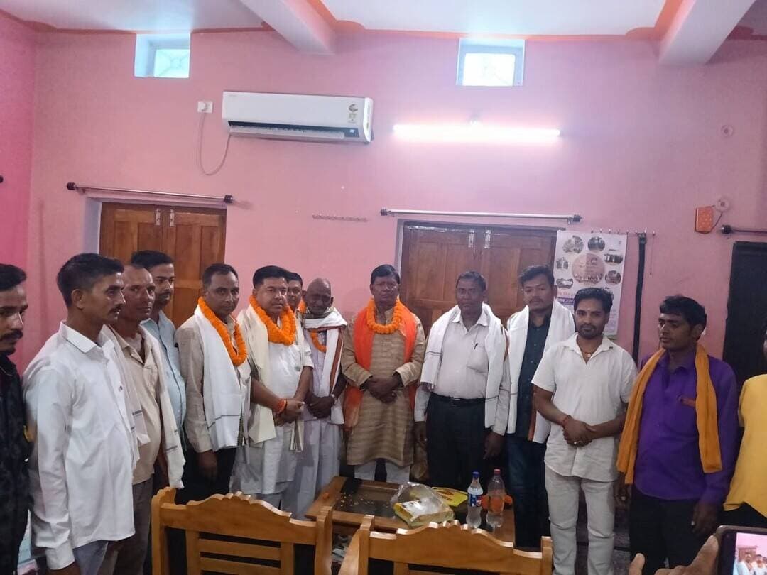 ग्राम रक्षा दल के जिला अध्यक्ष बने रहने पर मुखिया कमलप्रताप सिंह का स्वागत, समर्थकों ने जताया विश्वास
बक्सर । जिले के ब्रह्मपुर प्रखंड अंतर्गत एकरासी पंचायत के खोचरियां गांव में ग्राम रक्षा दल के जिला अध्यक्ष सह मुखिया कमलप्रताप सिंह के सम्मान में स्वागत समारोह आयोजित किया गया। कार्यक्रम में ग्राम रक्षा दल के प्रदेश अध्यक्ष गौतम सिंह, आरा जिला अध्यक्ष अभय सिंह सहित संगठन के कई पदाधिकारी एवं सदस्य शामिल हुए।
इस दौरान ग्राम रक्षा दल के सदस्यों ने कमलप्रताप सिंह पर अपना विश्वास जताते हुए उन्हें पुनः ग्राम रक्षा दल, जिला बक्सर के जिला अध्यक्ष की जिम्मेदारी सौंपी। जिम्मेदारी मिलने के बाद कमलप्रताप सिंह ने प्रदेश अध्यक्ष, आरा जिला अध्यक्ष समेत संगठन के सभी सदस्यों के प्रति आभार व्यक्त किया।
उन्होंने कहा कि साथियों द्वारा जताया गया विश्वास और स्नेह उनके लिए बड़ी प्रेरणा है। वे पूरी निष्ठा और ईमानदारी के साथ ग्राम रक्षा दल को मजबूत करने तथा संगठन से जुड़े सदस्यों के हित में कार्य करने का प्रयास करेंगे।
समारोह के दौरान संगठन की मजबूती, आपसी एकजुटता और ग्रामीण स्तर पर ग्राम रक्षा दल की भूमिका को प्रभावी बनाने को लेकर भी चर्चा हुई। इस अवसर पर ग्राम रक्षा दल के कई सम्मानित साथी मौजूद रहे।