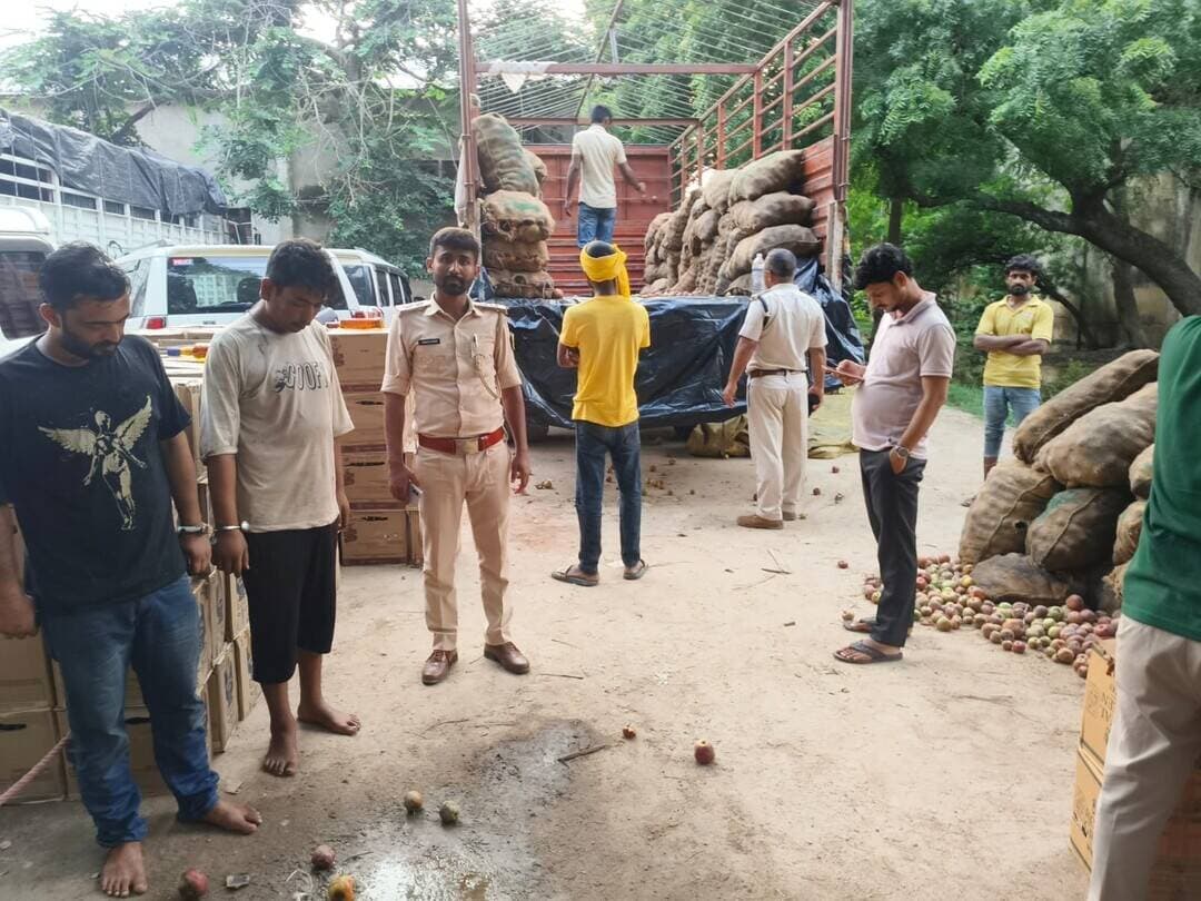 बक्सर में सेब की आड़ में शराब की बड़ी खेप बरामद, 5,301 लीटर विदेशी शराब जब्त
- वीर कुंवर सिंह चेक पोस्ट पर डीसीएम ट्रक से 597 कार्टन शराब बरामद, दो तस्कर गिरफ्तार
बक्सर । उत्पाद विभाग की टीम ने रविवार की शाम वीर कुंवर सिंह चेक पोस्ट, ऊपरी गंगापुल पर वाहन जांच के दौरान बड़ी कार्रवाई करते हुए सेब लदे डीसीएम ट्रक से भारी मात्रा में विदेशी शराब बरामद की। जांच के दौरान ट्रक से 597 कार्टन में कुल 5,301 लीटर विदेशी शराब बरामद हुई। शराब की अनुमानित बाजार कीमत करीब 64 लाख रुपये बताई जा रही है।
जानकारी के अनुसार, उत्तर प्रदेश की ओर से बक्सर में प्रवेश कर रहे एक डीसीएम ट्रक को वाहन जांच के दौरान संदिग्ध अवस्था में रोककर तलाशी ली गई। प्रथम दृष्टया ट्रक में सेब लदा हुआ दिखाई दे रहा था। हालांकि, सघन जांच के दौरान सड़े-गले सेबों के बोरे के नीचे छिपाकर रखी गई शराब की बड़ी खेप का खुलासा हुआ।
कार्रवाई के दौरान पुलिस ने ट्रक में सवार दो व्यक्तियों को गिरफ्तार किया। पूछताछ में दोनों ने बताया कि शराब की खेप चंडीगढ़ से पूर्णिया ले जाई जा रही थी। बरामद शराब चंडीगढ़ निर्मित बताई गई है।
उत्पाद विभाग के अधिकारियों के अनुसार, गिरफ्तार दोनों आरोपियों के विरुद्ध मध्य निषेध अधिनियम के तहत अग्रेतर कार्रवाई की जा रही है। साथ ही शराब की खेप से जुड़े अन्य लोगों के बारे में भी जानकारी जुटाई जा रही है।
कार्रवाई चेक पोस्ट प्रभारी सह निरीक्षक मद्यनिषेध कुंदन कुमार के नेतृत्व में की गई। जांच के दौरान निरीक्षक मद्यनिषेध संतोष कुमार पाठक एवं अवर निरीक्षक मद्यनिषेध प्रिंस कुमार मौजूद रहे।
उत्पाद अधीक्षक अशरफ जमाल के नेतृत्व में जिले में लगातार शराब के खिलाफ चल रही कार्रवाई से शराब तस्करों में हड़कंप मचा हुआ है। अधिकारियों का कहना है कि शराब तस्करी के खिलाफ अभियान आगे भी लगातार जारी रहेगा।