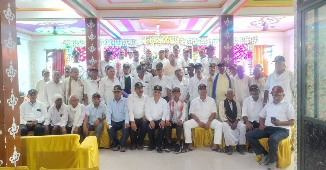 पूर्व सैनिक संघ बक्सर की मासिक बैठक संपन्न, छह नए सदस्यों ने ली सदस्यता
- नव नियुक्त सैन्य अधिकारी का हुआ भव्य स्वागत, पूर्व सैनिकों के अधिकार और कल्याणकारी योजनाओं पर हुई चर्चा
बक्सर । बिहार राज्य पूर्व सैनिक संघ, जिला इकाई बक्सर की मासिक बैठक रविवार को फोर सीजन मैरिज हॉल स्थित संघ कार्यालय में आयोजित की गई। बैठक की अध्यक्षता जिला अध्यक्ष सूबेदार मेजर रामनाथ सिंह ने की, जबकि संचालन जिला महासचिव मिथिलेश कुमार यादव ने किया। बैठक में जिले के विभिन्न प्रखंडों एवं अनुमंडलों से पहुंचे बड़ी संख्या में पूर्व सैनिकों ने संगठन की मजबूती और विस्तार का संकल्प लिया।
बैठक से पूर्व दो प्रमुख सम्मान समारोह आयोजित किए गए। सुबह श्रमजीवी एक्सप्रेस से डुमरांव पहुंचे सेवानिवृत्त लेफ्टिनेंट बलजीत यादव का डुमरांव अनुमंडल अध्यक्ष एवं उनकी टीम ने बुके और फूल-मालाओं से स्वागत किया। वहीं हिमगिरि एक्सप्रेस से पहुंचे भारतीय सेना के नव-नियुक्त अधिकारी लेफ्टिनेंट विकास कुमार यादव, पुत्र सेवानिवृत्त सूबेदार मेजर मंगल सिंह यादव, ग्राम बाकसरा, इटाढ़ी प्रखंड का सदर अनुमंडल अध्यक्ष सूबेदार मेजर जितेंद्र प्रसाद सिंह की टीम ने फूल-माला एवं अंगवस्त्र भेंट कर नागरिक अभिनंदन किया।
बैठक को संबोधित करते हुए जिला अध्यक्ष सूबेदार मेजर रामनाथ सिंह ने संगठन की मजबूती के साथ पूर्व सैनिकों के मान-सम्मान और जायज अधिकारों के लिए एकजुट रहने पर जोर दिया। उन्होंने संगठन के प्रति निष्ठा बनाए रखने और नेतृत्व पर विश्वास रखने के लिए सभी सदस्यों का आभार जताया।
डुमरांव अनुमंडल अध्यक्ष सूबेदार मेजर हरिशंकर सिंह (सेना मेडल) ने जिला अध्यक्ष के नेतृत्व में संगठन विस्तार के प्रति पूर्ण विश्वास व्यक्त किया। वहीं सदर अनुमंडल अध्यक्ष सूबेदार मेजर जितेंद्र प्रसाद सिंह ने संघ की उपलब्धियों को रेखांकित करते हुए कहा कि जिला अध्यक्ष के नेतृत्व में बक्सर में पूर्व सैनिकों के लिए सीएसडी कैंटीन, ईसीएचएस पॉलीक्लिनिक और जिला सैनिक कल्याण केंद्र का सुचारू संचालन हो रहा है, जो संघ की महत्वपूर्ण उपलब्धि है।
पेंशन विसंगतियों और कल्याणकारी योजनाओं पर दी जानकारी
बैठक में संघ के पेंशन डायरेक्टर राजबली यादव ने पूर्व सैनिकों एवं उनके आश्रितों को मिलने वाले विभिन्न लाभों की जानकारी दी। उन्होंने पेंशन से जुड़ी तकनीकी विसंगतियों, डिजिटल लाइफ सर्टिफिकेट और अन्य प्रशासनिक समस्याओं के समाधान के व्यावहारिक उपाय बताए। उन्होंने कहा कि किसी भी पूर्व सैनिक या वीर नारी की पेंशन संबंधी समस्या के समाधान के लिए संघ लगातार प्रयासरत है।
छह पूर्व सैनिकों ने ली सदस्यता
बैठक के दौरान छह नए पूर्व सैनिकों को संगठन की प्राथमिक सदस्यता दिलाई गई। इनमें लेफ्टिनेंट रमाशंकर सिंह, लेफ्टिनेंट जनार्दन सिंह, सूबेदार महेंद्र सिंह, नायब सूबेदार कुलेश्वर यादव, सूबेदार लक्ष्मण यादव एवं हवलदार सूरज बली चौधरी शामिल हैं।
इसके अलावा नायब सूबेदार हरे कृष्ण पाल के घर नाती के जन्म पर संघ की ओर से उपहार एवं आशीर्वाद भेंट कर नवजात के दीर्घायु जीवन की कामना की गई।
बैठक के दौरान देश की रक्षा में सर्वोच्च बलिदान देने वाले अमर शहीदों की स्मृति में दो मिनट का मौन रखकर श्रद्धांजलि अर्पित की गई। इसके बाद राष्ट्रगान के साथ ‘भारत माता की जय’ और ‘पूर्व सैनिक संघ जिंदाबाद’ के नारों से सभास्थल गूंज उठा।
इस अवसर पर इटाढ़ी प्रखंड अध्यक्ष कैप्टन संतोष सिंह, नवानगर प्रखंड अध्यक्ष सूबेदार मेजर जगदीश सिंह, ब्रह्मपुर प्रखंड अध्यक्ष सूबेदार अजय सिंह, उपाध्यक्ष सूबेदार ललन तिवारी, मोहन यादव, सुभाष मिश्रा, शिवजी ठाकुर, मोहन ठाकुर, जूनियर वारंट ऑफिसर जयप्रकाश प्रसाद, कैप्टन राजीव रंजन तिवारी, चंद्र प्रकाश पाठक, मीडिया प्रभारी अवध यादव, मंजी सिंघानिया सहित बड़ी संख्या में पूर्व सैनिक मौजूद रहे।