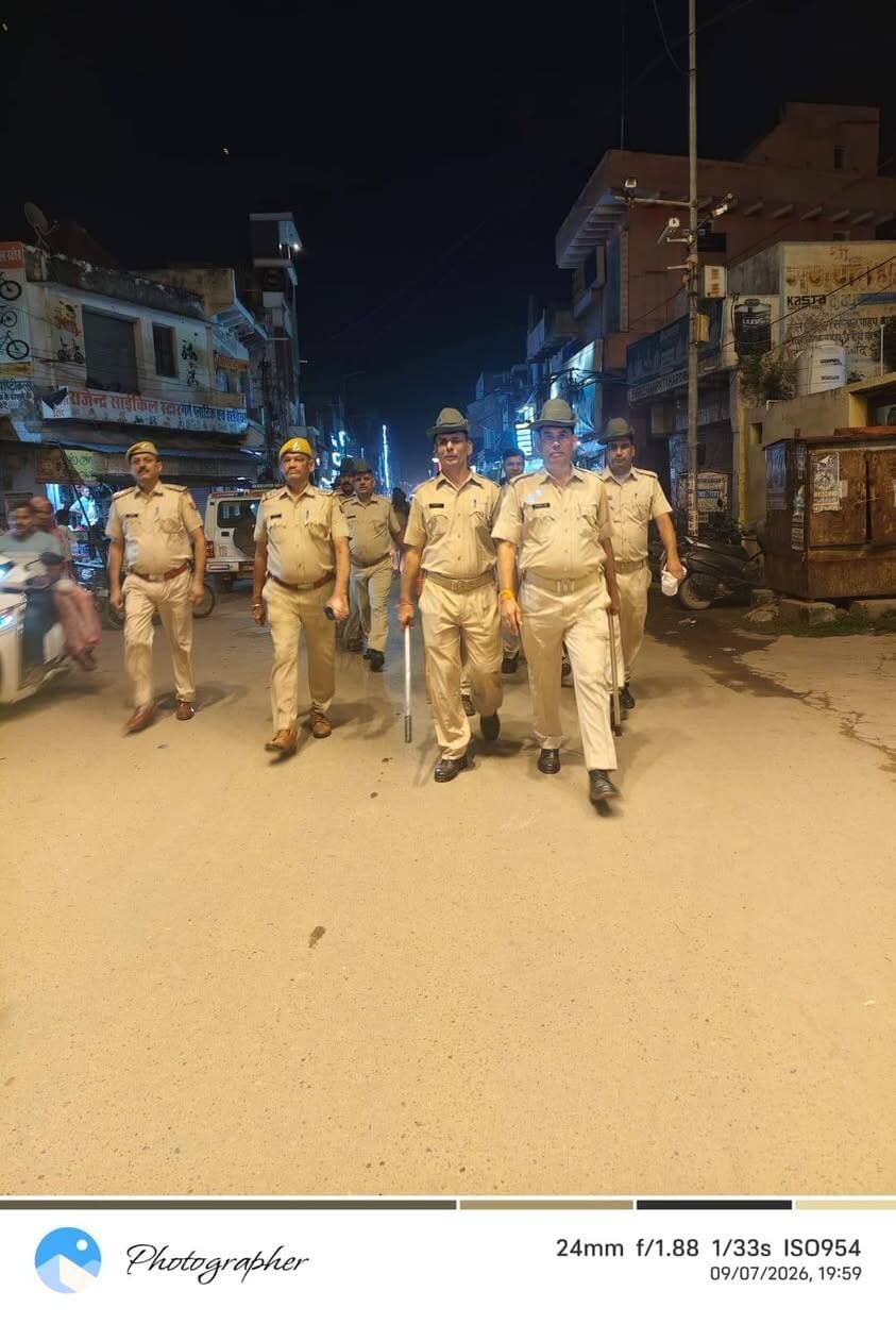 #भरतपुर। नगर निकाय चुनाव-2026 को शांतिपूर्ण, निष्पक्ष और भयमुक्त माहौल में कराने के लिए सोमवार को भरतपुर शहर में जिला पुलिस ने फ्लैग मार्च निकाला। जिला पुलिस अधीक्षक राजेश कुमार मीना के निर्देशन में शहर के मथुरागेट, कोतवाली और अटलबंद थाना क्षेत्रों में अधिकारियों, आरएसी और पुलिस जवानों ने मुख्य बाजारों में गश्त की। फ्लैग मार्च के जरिये आमजन को बिना किसी डर, दबाव या प्रलोभन के मतदान करने का संदेश दिया गया। इस दौरान संवेदनशील क्षेत्रों में सुरक्षा व्यवस्था भी परखी गई। एसपी राजेश कुमार मीना ने नागरिकों से निर्भीक होकर वोट डालने की अपील की और चेतावनी दी कि चुनाव प्रक्रिया को प्रभावित करने या शांति व्यवस्था बिगाड़ने की कोशिश करने वाले असामाजिक तत्वों से पुलिस सख्ती से निपटेगी।