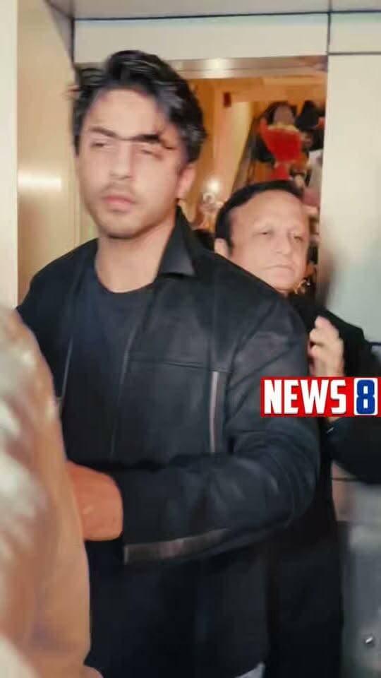 Mumbai:- (खबर फिल्मी है) लोग कह रहे है कि इस वायरल वीडियो में शाहरुख खान का बेटा न,शे में है,, हांलाकि इस वीडियो की पुष्टि News 8 की टीम नहीं करता है,, कृपया अपनी राए दें