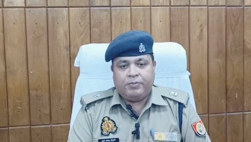 Bahraich:-थाना रुपईडीहा पुलिस एवं SSB की संयुक्त टीम द्वारा महिला तस्कर गिरफ्तार कर 116 ग्राम अवैध स्मैक (अंतर्राष्ट्रीय अनुमानित कीमत रुपये 35 लाख) एवं ₹21029 भारतीय व 23,800 रूपये नेपाली बरामद किये जाने के संबंध में अपर पुलिस अधीक्षक ग्रामीण श्री दुर्गा प्रसाद तिवारी की बाइट...