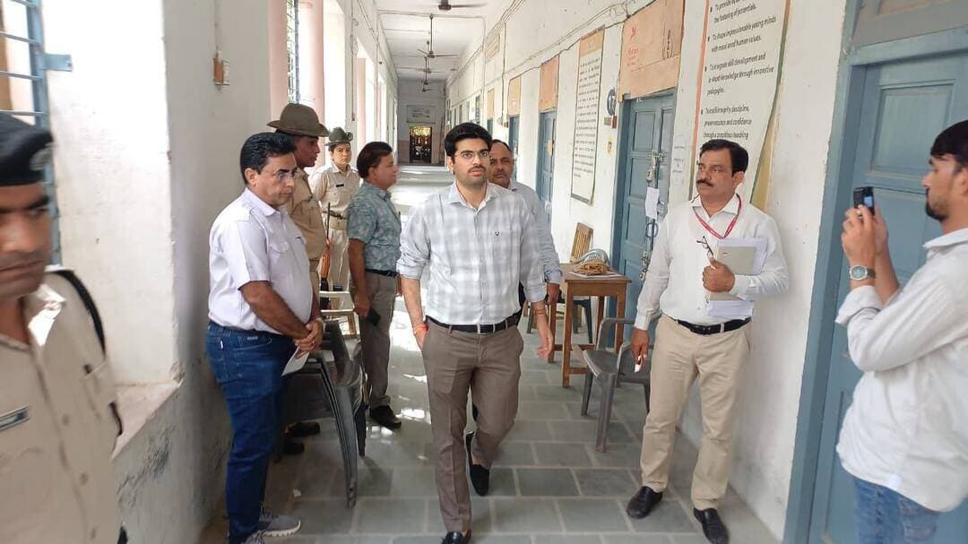 *नगर निकाय चुनाव-2026*
*जिला निर्वाचन अधिकारी ने किया ईवीएम कमीशनिंग कार्य का निरीक्षण, दिए आवश्यक निर्देश*
डीडवाना-कुचामन, 7 सितम्बर।राज्य निर्वाचन आयोग के निर्देशानुसार स्थानीय निकाय चुनाव-2026 के तहत सोमवार को राजकीय बांगड़ महाविद्यालय में मकराना, नावां, परबतसर और खाटू खुर्द के लिए ईवीएम कमीशनिंग के कार्य का जिला निर्वाचन अधिकारी अवधेश मीना ने बांगड़ कॉलेज पहुंचकर सघन निरीक्षण किया। इस दौरान उन्होंने पूरी प्रक्रिया को बेहद पारदर्शी, सुरक्षित और त्रुटिहीन तरीके से संपन्न कराने के लिए अधिकारियों व कर्मचारियों को आवश्यक दिशा-निर्देश दिए।
इस दौरान उन्होंने स्ट्रांग रूम की व्यवस्था, स्टोर रूम से आवश्यक सामग्री की प्राप्ति, ईवीएम की रवानगी प्रक्रिया सहित चुनाव कार्यों से जुड़ी विभिन्न व्यवस्था का भी जायजा लिया और संबंधित अधिकारियों को सजगता से कार्य करने के लिए निर्देशित किया।
इस उप जिला निर्वाचन अधिकारी रतन कुमार भी मौजूद रहे। उप जिला निर्वाचन अधिकारी ने बताया कि सोमवार को नगर निकाय मकराना,नावां,परबतसर और खाटू खुर्द की ईवीएम मशीनों का कमीशनिंग कार्य किया गया है। उन्होंने बताया कि इन क्षेत्रों की ईवीएम कमीशनिंग प्रक्रिया पूरी होते ही तुरंत संबंधित निकायों के स्ट्रांग रूम में भेज दी जाएंगी। सुरक्षित और निष्पक्ष मतदान संपन्न कराने के लिए प्रशासन पूरी तरह अलर्ट है।
इससे पूर्व मास्टर ट्रेनर द्वारा कमीशनिंग कार्य से जुड़े कार्मिकों को पूरी प्रक्रिया से अवगत कराया गया। इस दौरान जिला शिक्षा अधिकारी अजीत सिंह, तहसीलदार निर्वाचन पवन कुमार मिश्रा, मास्टर ट्रेनर रघुवीर सिंह सहित अन्य संबंधित उपस्थित रहे।