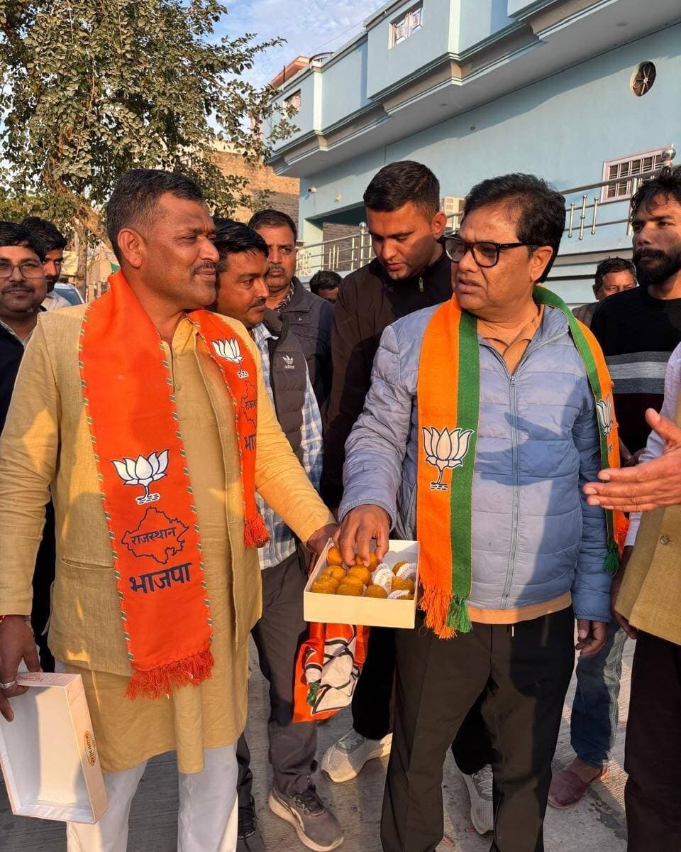 निकाय चुनाव 2026 को लेकर बीजेपी ने वार्ड स्तर पर कसी कमर
बीजेपी ने निकाय चुनाव में वार्डों के लिए बनाए समन्वयक
रविशेखर और पुनीत ढाल को सौंपी गई 9-9 वार्डों की जिम्मेदारी
दोनों समन्वयकों को मतदान के दिन की व्यवस्थाओं और समन्वय की सौंपी जिम्मेदारी
वार्ड स्तर पर चुनावी गतिविधियों और मतदान को लेकर करेंगे समन्वय
निकाय चुनाव में ज्यादा से ज्यादा मतदान सुनिश्चित करने पर रहेगा फोकस
बीकानेर नगर निगम में 9 सितंबर को होगा मतदान
चुनाव को लेकर बीजेपी ने वार्ड स्तर पर संगठनात्मक तैयारियां तेज की।
#bikaner #election #nigam_chunav #bjp #rajasthan #bikaner_update