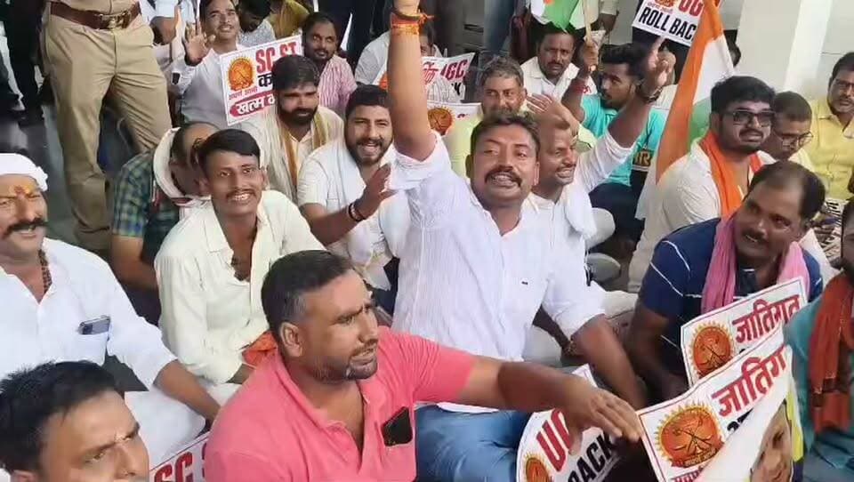 आरक्षण के खिलाफ प्रदर्शन के दौरान सवर्ण समाज के आंदोलनकारियों ने चंदौली डीएम कार्यालय के बाहर पढ़ी हनुमान चालीसा #chandauli #news #viral