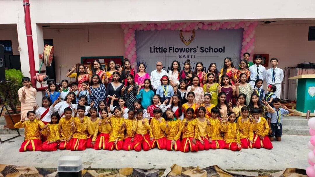 लिटिल फ्लावर्स स्कूल बस्ती मे हर्षोल्लास एवं विविधतापूर्ण सांस्कृतिक कार्यक्रमों के साथ ‘शिक्षक दिवस समारोह’ व क्रोनिकल पत्रिका का विमोचन संपन्न हुआ
बस्ती। शनिवार को लिटिल फ्लावर्स स्कूल बस्ती में ‘शिक्षक दिवस’ के उपलक्ष्य में आयोजित कार्यक्रम हर्षोल्लास के साथ मनाया गया, जिसमें अनेक रंगारंग एवं विविधतापूर्ण सांस्कृतिक कार्यक्रम विद्यालय के होनहार व प्रतिभाशाली छात्र-छात्राओं एवं शिक्षकों द्वारा प्रस्तुत किए गए।
खास बात रही कि आज विद्यालय की संस्थापिका स्वर्गीय श्रीमती मधुरानी सिंह जी की जयंती भी थी। अतः उनके जीवन पर आधारित यादगार कार्यक्रमों ने पूरे आयोजन में चार-चाँद लगा दिए।
इस पावन एवं विशेष अवसर पर माननीय प्रबंधक सुरेंद्र प्रताप सिंह, निदेशक राहुल सिंह एवं निदेशिका श्रीमती अपर्णा सिंह तथा माननीया प्रधानाचार्या श्रीमती वंदना सिंह की गरिमामयी एवं प्रेरणादायक उपस्थिति बनी रही।
कार्यक्रम का शुभारंभ विद्या की अधिष्ठात्री देवी माँ सरस्वती, डॉ. सर्वपल्ली राधाकृष्णन, महान दार्शनिक व शिक्षाविद् तथा विद्यालय की संस्थापिका स्वर्गीय श्रीमती मधुरानी सिंह की स्मृति के चित्रों पर माल्यार्पण, पुष्पार्चन एवं दीपप्रज्ज्वलन के साथ हुआ। तत्पश्चात सांस्कृतिक कार्यक्रमों का शुभारंभ प्रथम पूज्य देव श्री गणेश की वंदना से हुआ।
पुनः इसी श्रृंखला को आगे बढ़ाते हुए शिक्षकों के सम्मान में ‘स्वागत गीत’ की सजीव प्रस्तुति प्रतिभाशाली छात्राओं द्वारा की गई। तत्पश्चात विद्यालय की संस्थापिका स्वर्गीय श्रीमती मधुरानी सिंह की स्मृति में बच्चों द्वारा सस्वर भावपूर्ण कार्यक्रमों से सभी की आँखें नम कर दी गईं। इसके अतिरिक्त अनेक भावपूर्ण, रोमांचक, प्रेरणादायी व शिक्षाप्रद कार्यक्रमों की शानदार व जीवंत प्रस्तुति की गई।
कार्यक्रम को गरिमा प्रदान करते हुए माननीय प्रबंधक महोदय ने अपने गंभीर व सारगर्भित उद्बोधन में डॉ. सर्वपल्ली राधाकृष्णन के जीवन पर प्रकाश डालते हुए शिक्षकों की महत्वपूर्ण भूमिका, उनके कर्तव्य, समाज की अपेक्षा व आदर्श नागरिकों के निर्माण की तात्कालिक चुनौतियों को समझने व निपटने में अपने अनुभवजन्य उपाय भी सुझाए । इसके पश्चात विद्यालय की पत्रिका “क्रॉनिकल -३“ का विमोचन किया गया । जिसमे बच्चों , अभिभावकों , शिक्षकों और पूर्व छात्रों के विचारों को जगह दी गई है । जिसका वितरण सभी बच्चों में किया निदेशक राहुल सिंह जी ने अपने ओजस्वी व दूरदर्शी संबोधन में युवाओं को आधुनिक शिक्षा, नवीन सोच एवं मानव मूल्यों के साथ आगे बढ़ने का संदेश दिया तथा वर्तमान समय की चुनौतियों का सामना करने के लिए आधुनिक ज्ञान व तकनीकी से स्वयं को तैयार रखने का आह्वान किया।
अपनी प्रेरक व जोशीली बुलंद आवाज की धनी निदेशिका श्रीमती अपर्णा सिंह जी ने अपने वक्तव्य में शिक्षकों को शिक्षक दिवस की हार्दिक शुभकामना देते हुए आदर्श शिक्षक की भूमिका की विस्तृत व्याख्या प्रस्तुत की और बताया कि जैसे-जैसे विज्ञान व तकनीकी के विकास से जीवन में तीव्र परिवर्तन देखने को मिल रहा है, वैसे-वैसे शिक्षक की चुनौतियाँ बढ़ती जा रही हैं। विज्ञान व तकनीकी के आविष्कार तथा शिक्षकों द्वारा मानव-निर्माण व संस्कार के बीच बढ़ती प्रतिस्पर्धा में शिक्षकों को अपनी विशेष भूमिका को निभाना ही पड़ेगा।
कार्यक्रम की शानदार सफलता से आह्लादित प्रधानाचार्या श्रीमती वंदना सिंह जी ने अपने आभार-ज्ञापन में सभी सभागण, छात्र-छात्राओं, विद्यालय परिवार एवं कार्यक्रम से जुड़े सभी सहयोगियों के प्रति आभार व्यक्त किया तथा अपनी महत्वपूर्ण भागीदारी के लिए हार्दिक आभार प्रेषित किया।