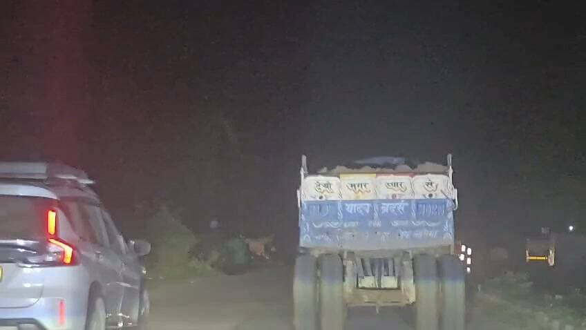 प्रयागराज में खनन करने वाले के हौसले बुलंद खुलेआम रात को हो रहा मिट्टी का खनन ट्रैक्टर से मिट्टी ले जाते वीडियो वायरल रामपुर चौकी प्रभारी के सहयोग से हो रहा खनन औद्योगिक थाना क्षेत्र का पूरा मामला।
#viralvideoシ #ViralNewsUpdate