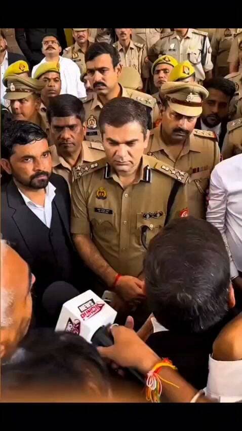 प्रयागराज में नाराज अधिवक्ताओं ने एडिशनल पुलिस कमिश्नर डॉ अजय पाल शर्मा की तारीफ की बोले आपसे तेज तर्रार अधिकारी उत्तर प्रदेश में कोई नहीं है उम्मीद है हमें न्याय मिलेगा।
#prayagrajpolice