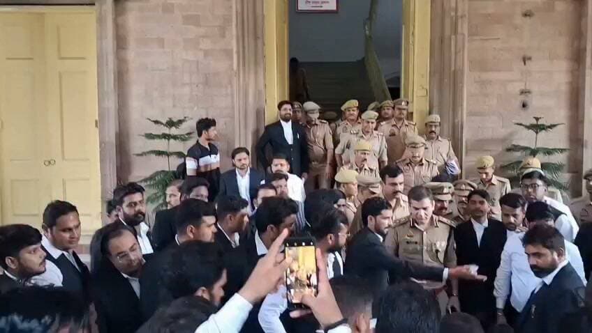 हमलावरों की गिरफ्तारी की मांग को लेकर अधिवक्ताओं का धरना, हंगामा
प्रयागराज। लोकनायक रेस्टोरेंट में विवाद के बाद अधिवक्ता विष्णु पांडेय पर कथित हमले के मामले में आरोपियों की गिरफ्तारी की मांग को लेकर अधिवक्ताओं ने धरना दिया। इस दौरान मौके पर हंगामे की स्थिति बन गई।
सूचना पर पुलिस कमिश्नर पीयूष मोर्डिया, एडिशनल सीपी अजय पाल शर्मा और डीसीपी सिटी सागर जैन मौके पर पहुंचे और अधिवक्ताओं से बातचीत कर उन्हें समझाकर शांत कराया।
#advocate #prayagrajnews