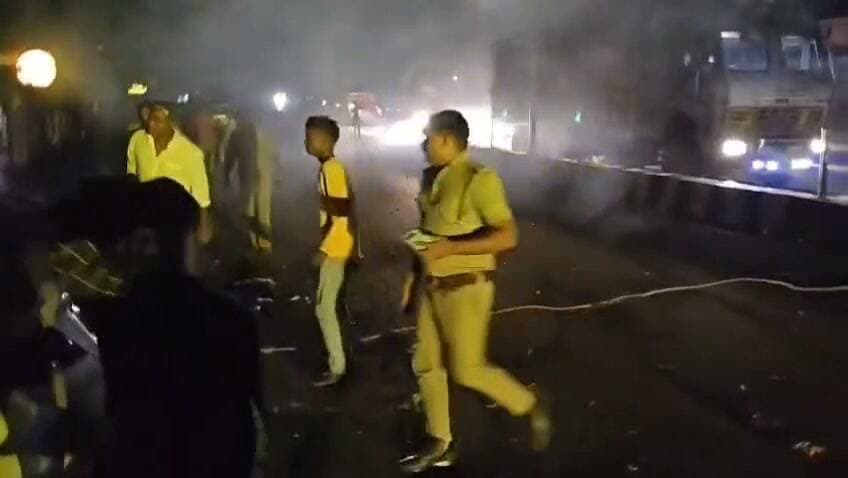 लखीमपुर खीरी जिले के ओयल कस्बे में तेज रफ्तार कार ट्रांसफार्मर में जा घुसी,कार सवार 6 लोगों में से 3 दोस्तों की हुई मौत 3 की हालत गंभीर
