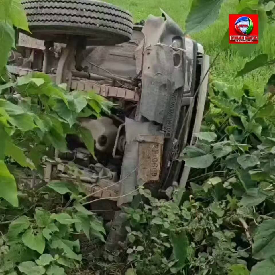 बैरगनिया। नगर परिषद क्षेत्र के वार्ड नंबर-7 स्थित बांध ढाला पर एक स्कॉर्पियो चार पहिया वाहन अचानक पलट गया। घटना की सूचना मिलते ही एएसआई दिनेश पासवान पुलिस बल के साथ मौके पर पहुंचे और मामले की तहकीकात शुरू कर दी। दुर्घटना में किसी के हताहत होने की तत्काल सूचना नहीं है। पुलिस घटना के कारणों की जांच कर रही है।