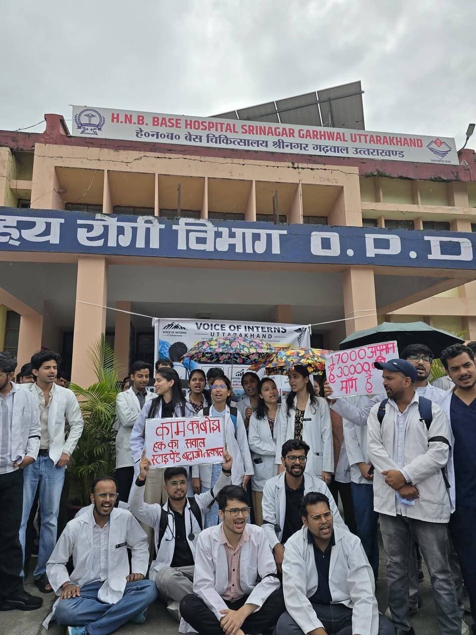 स्टाइपेंड बढ़ाने की मांग को लेकर MBBS इंटर्न्स का पेन-डाउन प्रदर्शन शुरू। उत्तराखंड के चारों राजकीय मेडिकल कॉलेजों के MBBS इंटर्न्स ने सोमवार से शांतिपूर्ण पेन-डाउन प्रदर्शन शुरू किया है। इंटर्न्स वर्तमान में मिल रहे ₹17 हजार मासिक स्टाइपेंड को बढ़ाकर न्यूनतम ₹30 हजार किए जाने की मांग कर रहे हैं। इंटर्न्स का कहना है कि मांग को लेकर पहले भी शासन और अधिकारियों के समक्ष पक्ष रखा गया, लेकिन अब तक कोई ठोस निर्णय नहीं हुआ। इंटर्न्स ने स्पष्ट किया कि प्रदर्शन शांतिपूर्ण रहेगा और मरीजों के हित में आवश्यक चिकित्सा सेवाएं प्रभावित न हों, इसका पूरा ध्यान रखा जाएगा। मांग पर जल्द सकारात्मक कार्रवाई नहीं होने पर आंदोलन को चरणबद्ध तरीके से आगे बढ़ाने की चेतावनी दी गई है।