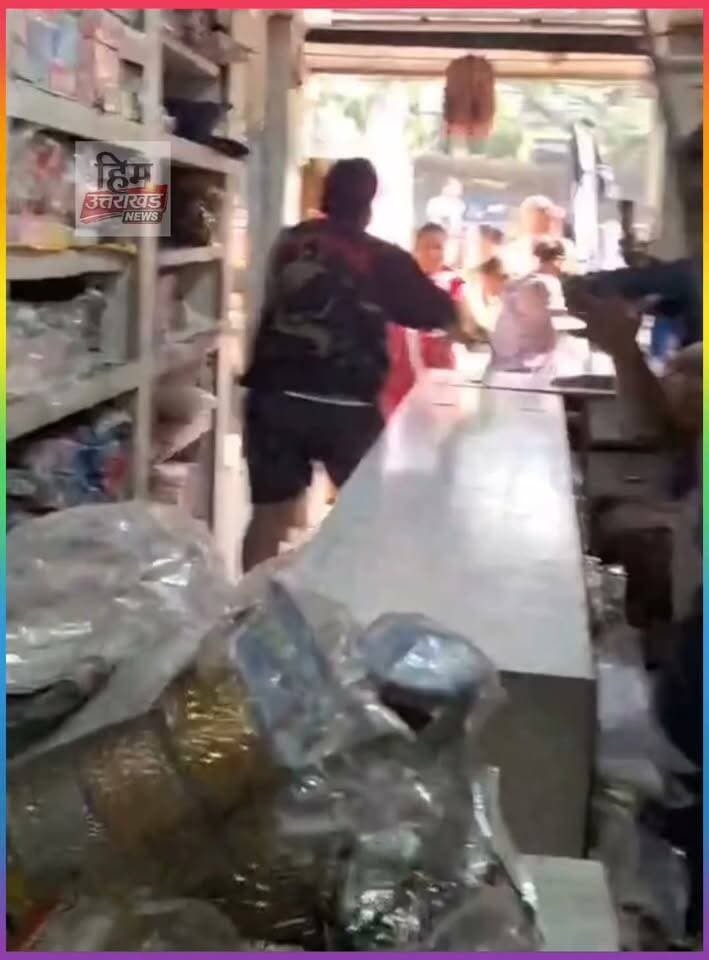 “पन्ना के देवेंद्रनगर से दबंगई का वीडियो वायरल, दुकान में घुसकर व्यापारी से मारपीट का आरोप… कैमरे में कैद हुई पूरी घटना।”