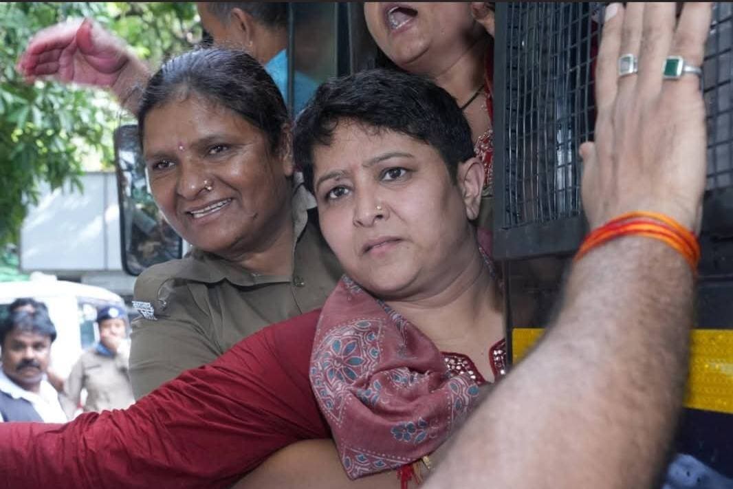 **हल्द्वानी रामलीला मैदान के ‘शुद्धिकरण’ मामले में कार्रवाई और राहुल गांधी के खिलाफ FIR के विरोध में कांग्रेस ने मुख्यमंत्री आवास कूच किया।
प्रदेश अध्यक्ष गणेश गोदियाल, ज्योति रौतेला समेत कांग्रेस के वरिष्ठ नेताओं और हजारों कार्यकर्ताओं ने सरकार के खिलाफ आवाज बुलंद की।**
#JyotiRautela
#RahulGandhi
#GaneshGodiyal
#DrHarakshingh